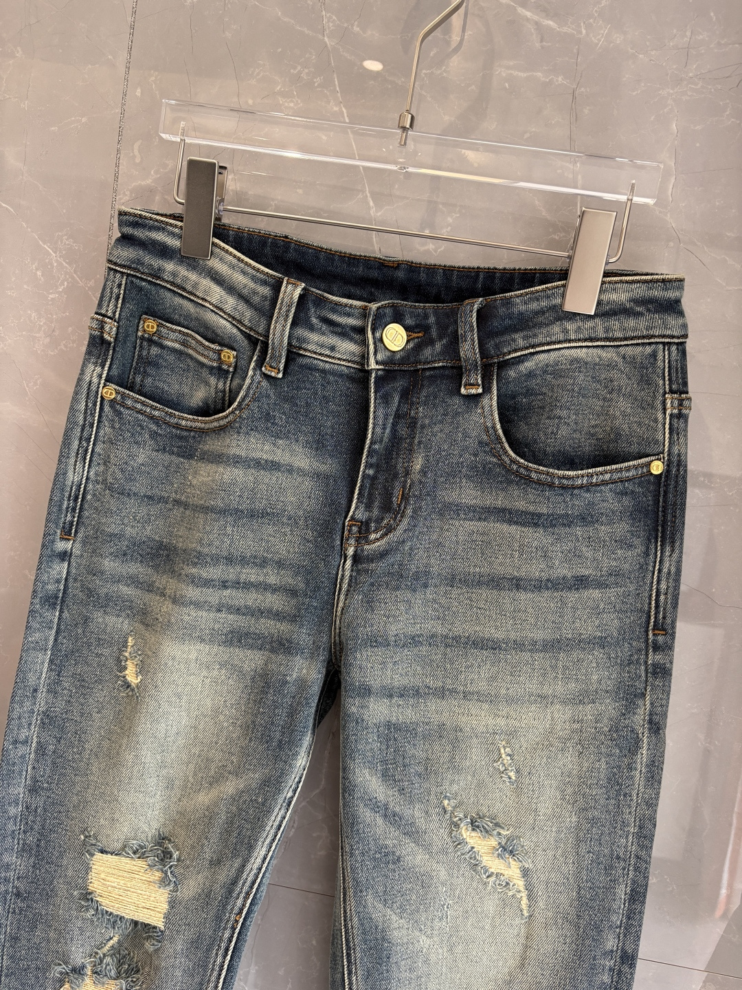 专柜🆕2025秋冬设计推荐 热卖牛仔裤🆕柔软亲肤面料 奢华头层牛皮腰牌 经典蓝洗水 专柜限量款 奢华感订