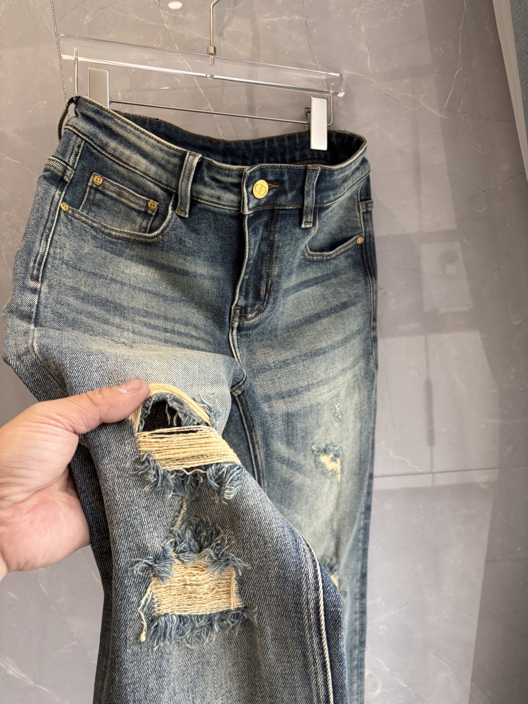 专柜🆕2025秋冬设计推荐 热卖牛仔裤🆕柔软亲肤面料 奢华头层牛皮腰牌 经典蓝洗水 专柜限量款 奢华感订