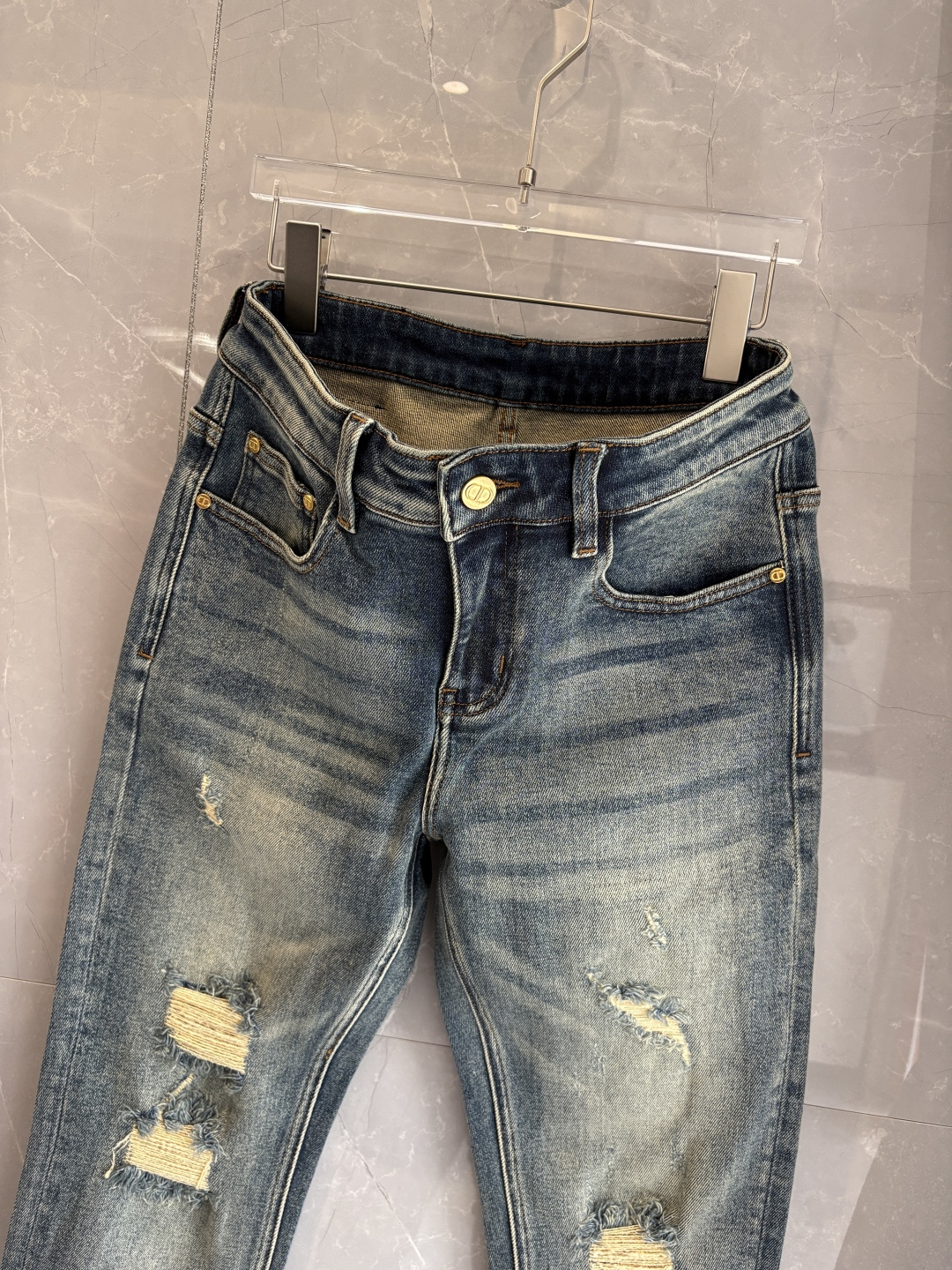 专柜🆕2025秋冬设计推荐 热卖牛仔裤🆕柔软亲肤面料 奢华头层牛皮腰牌 经典蓝洗水 专柜限量款 奢华感订