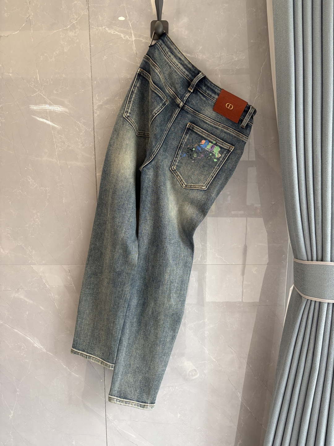 专柜🆕2025秋冬设计推荐 热卖牛仔裤🆕柔软亲肤面料 奢华头层牛皮腰牌 经典蓝洗水 专柜限量款 奢华感订