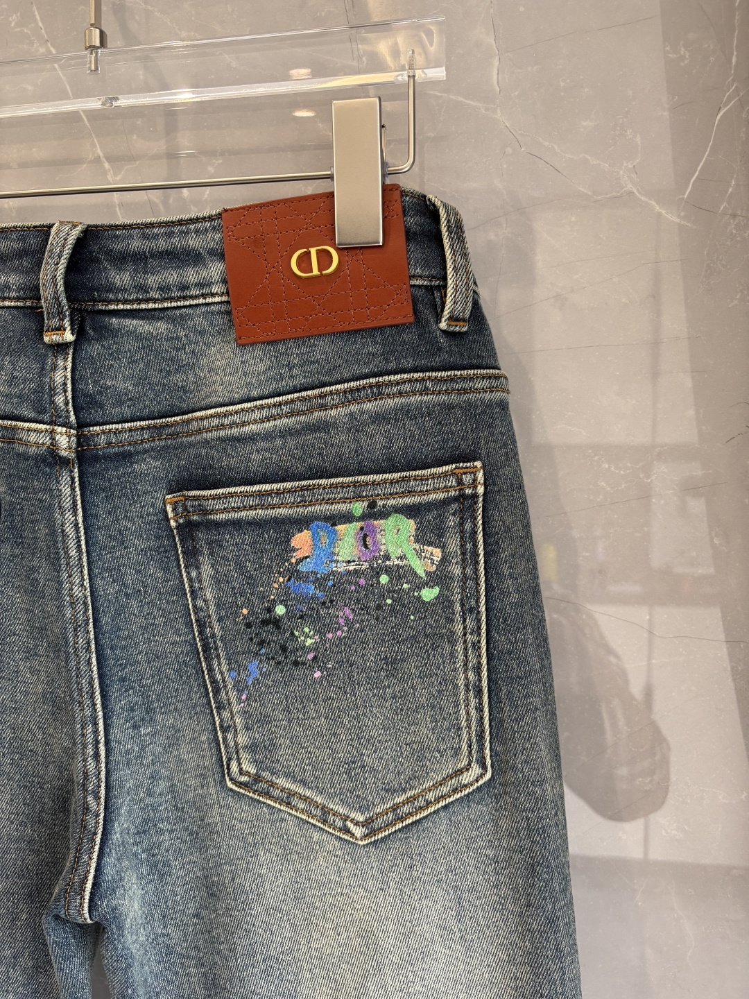 专柜🆕2025秋冬设计推荐 热卖牛仔裤🆕柔软亲肤面料 奢华头层牛皮腰牌 经典蓝洗水 专柜限量款 奢华感订