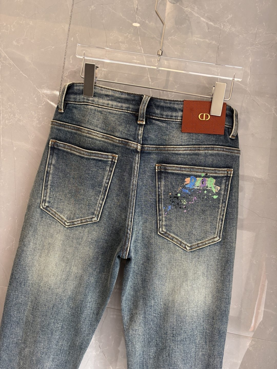 专柜🆕2025秋冬设计推荐 热卖牛仔裤🆕柔软亲肤面料 奢华头层牛皮腰牌 经典蓝洗水 专柜限量款 奢华感订