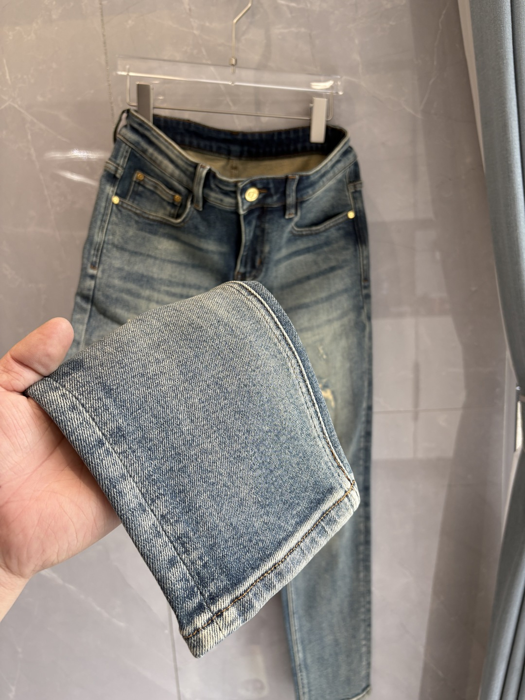 专柜🆕2025秋冬设计推荐 热卖牛仔裤🆕柔软亲肤面料 奢华头层牛皮腰牌 经典蓝洗水 专柜限量款 奢华感订