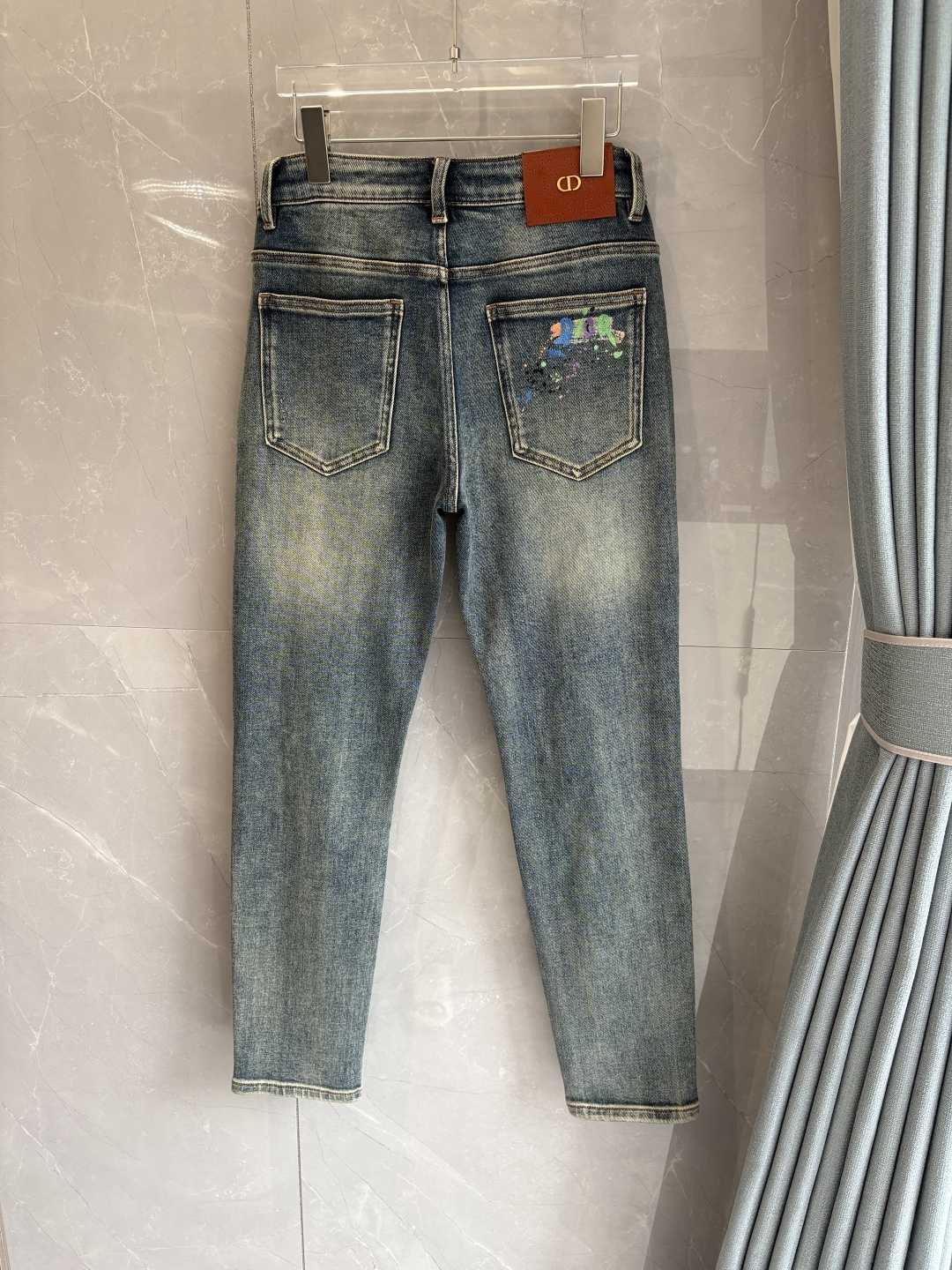 专柜🆕2025秋冬设计推荐 热卖牛仔裤🆕柔软亲肤面料 奢华头层牛皮腰牌 经典蓝洗水 专柜限量款 奢华感订
