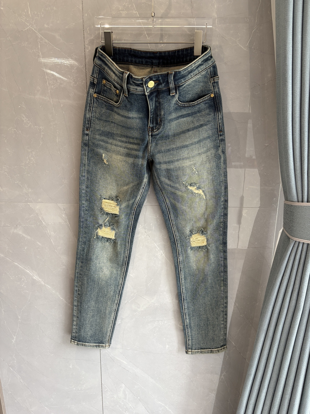 专柜🆕2025秋冬设计推荐 热卖牛仔裤🆕柔软亲肤面料 奢华头层牛皮腰牌 经典蓝洗水 专柜限量款 奢华感订