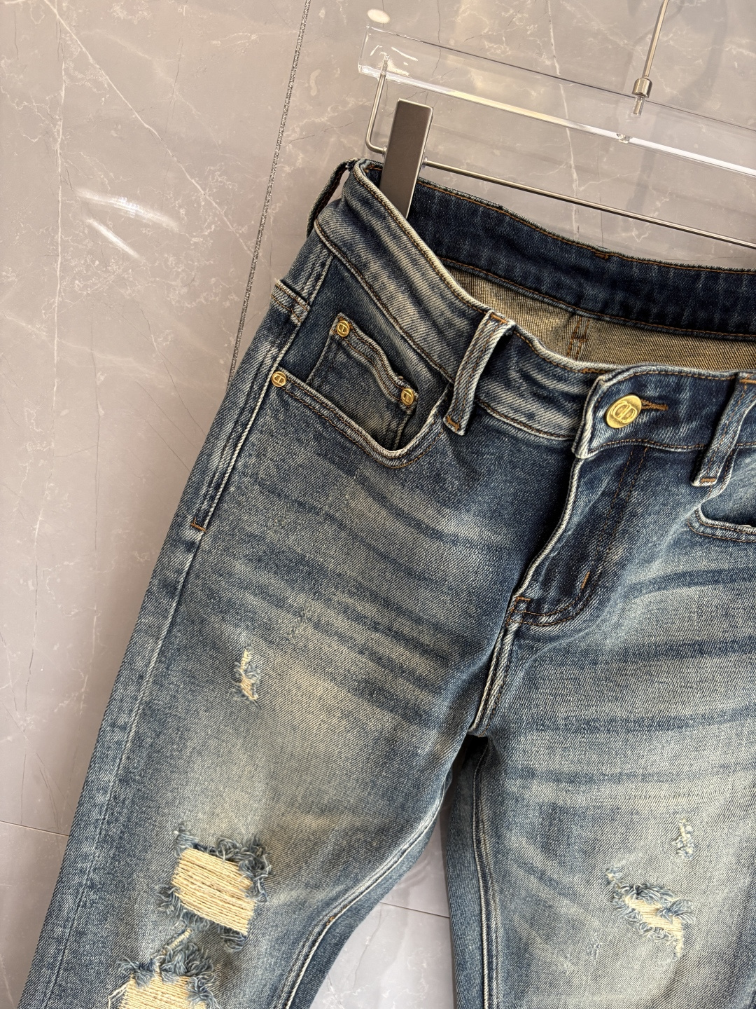 专柜🆕2025秋冬设计推荐 热卖牛仔裤🆕柔软亲肤面料 奢华头层牛皮腰牌 经典蓝洗水 专柜限量款 奢华感订