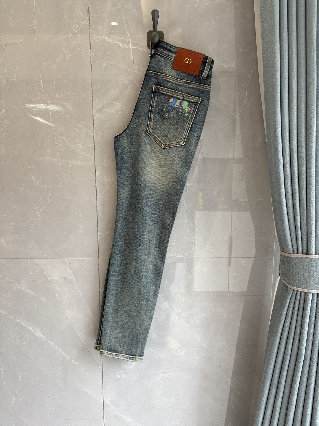 专柜🆕2025秋冬设计推荐 热卖牛仔裤🆕柔软亲肤面料 奢华头层牛皮腰牌 经典蓝洗水 专柜限量款 奢华感订