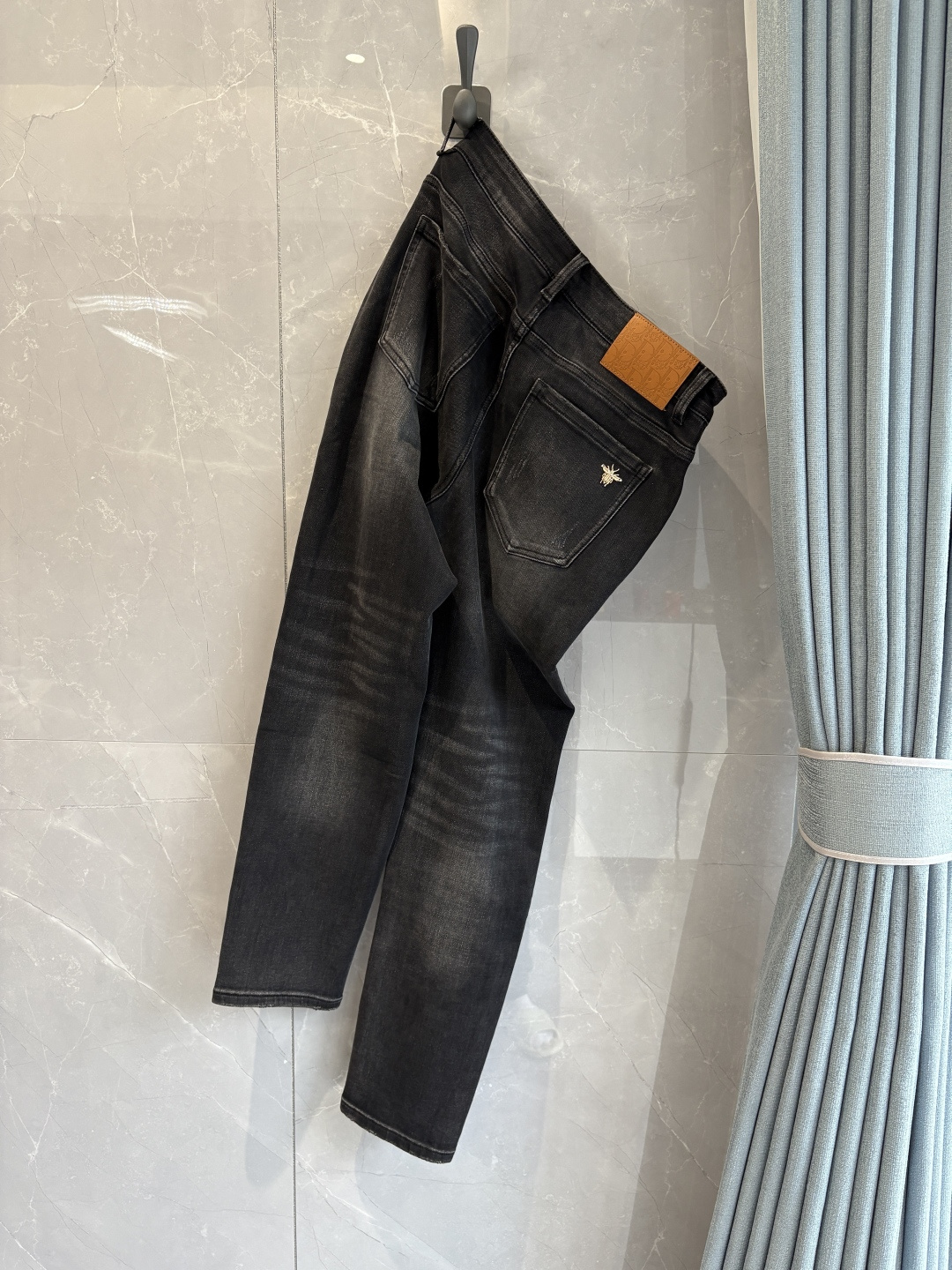 NO:597815,2025 Autumn and Winter Design Recommendations at the Counter Best Selling Jeans with Soft Skin Friendly Fabric Luxurious First Layer Cowhide Waist Tag Classic Blue Wash Limited Edition at the Counter Luxurious Customized Fabrics Craftsmanship + Washing Foreign Trade Quality and Detailed Processing Fully Perfect This Color is Absolutely Loved at the Counter Autumn and Winter Hot Selling Pre-sale Sold Out Popular Single Color Versatile Flavor Stretch Slim Small Straight Pants Type Size.29-38 No 35; 37 Size  FFF001,,jeans,cowhide,alexander wang19860909专柜2025秋冬设计推荐 热卖牛仔裤柔软亲肤面料 奢华头层牛皮腰牌 经典蓝洗水 专柜限量款 奢华感订制面料 工艺+洗水外贸品质感细节处理满满到位 这颜色绝对爱了爱了专柜秋冬热卖预售即售完款爆单款色系百搭大牛味 弹力修身小直筒裤型 尺码.29-38 无35；37码 FFF001,,jeans,cowhide,alexander wang,Men's clothing