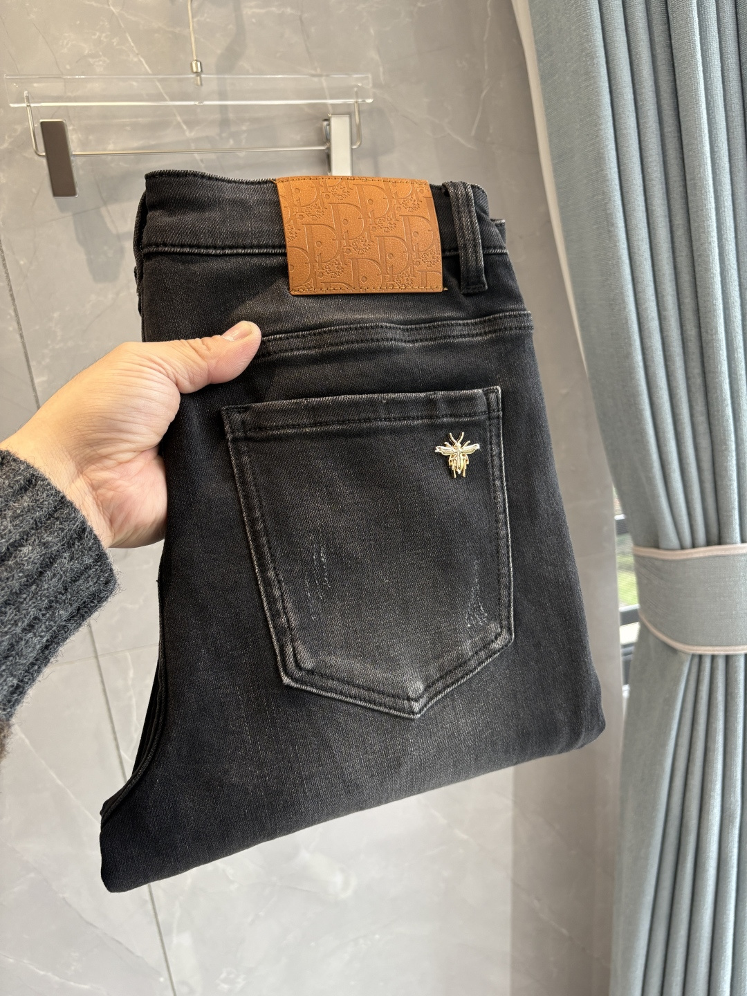 NO:601634,Recommended designs for autumn and winter at the counter. Best-selling jeans with soft skin-friendly fabrics. Luxurious first-layer cowhide waist tags. Classic blue wash. Limited edition at the counter. Luxurious custom-made fabrics. Craftsmanship + washing. Foreign trade quality and detail processing. I absolutely love this color. I absolutely love it. Hot sale in the counter for autumn and winter. Pre-sale. Sold out. Hot single color. Versatile and stylish. Stretchy slim straight pants. Size.29-38. No 35; 37 size.  FFF001,,jeans,cowhide,alexander wang19860909专柜秋冬设计推荐 热卖牛仔裤柔软亲肤面料 奢华头层牛皮腰牌 经典蓝洗水 专柜限量款 奢华感订制面料 工艺+洗水外贸品质感细节处理满满到位 这颜色绝对爱了爱了专柜秋冬热卖预售即售完款爆单款色系百搭大牛味 弹力修身小直筒裤型 尺码.29-38 无35；37码 FFF001,,jeans,cowhide,alexander wang,Men's clothing