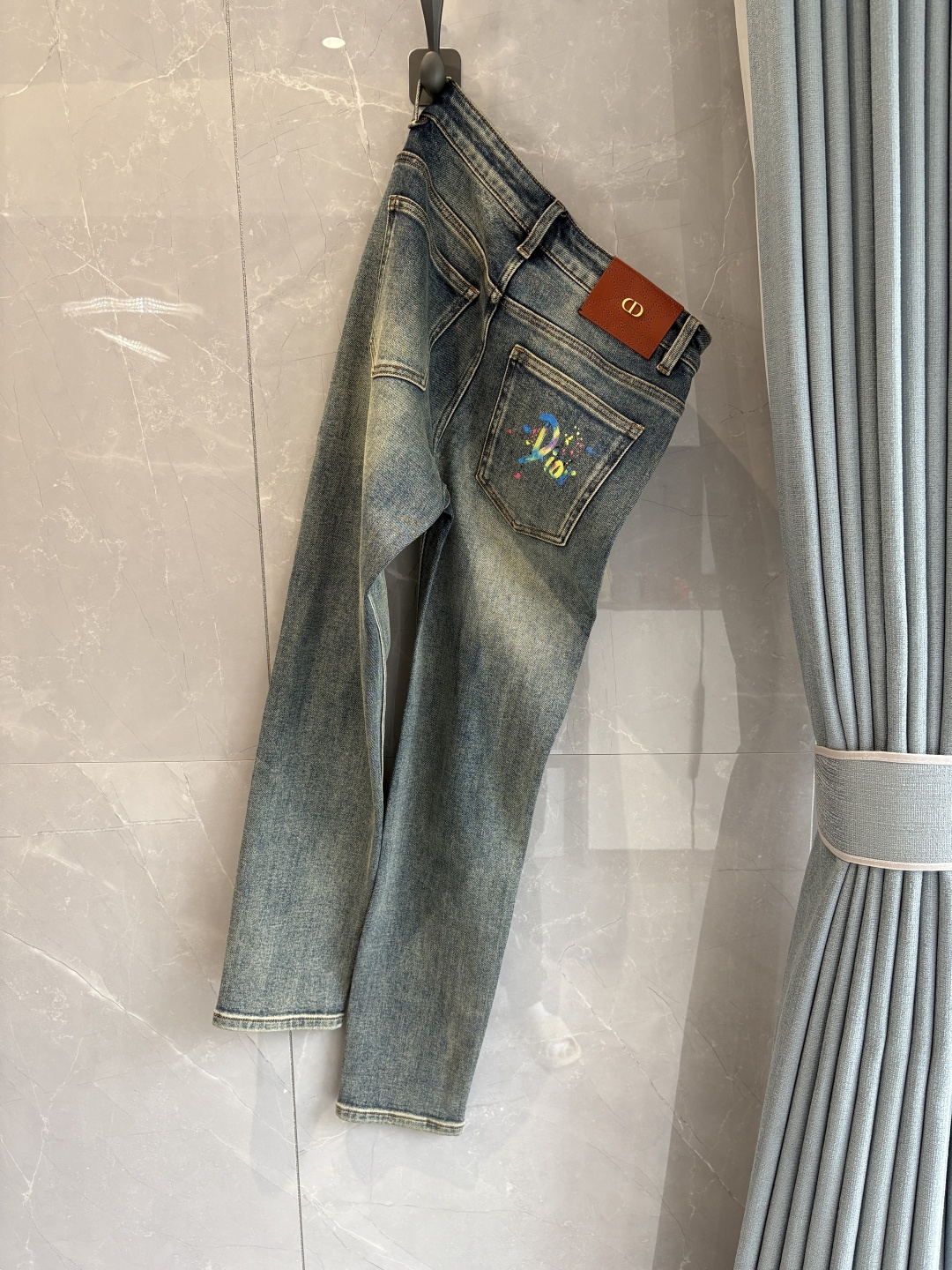 NO:628957,2025 Autumn and Winter Design Recommendations at the Counter Best Selling Jeans with Soft Skin Friendly Fabric Luxurious First Layer Cowhide Waist Tag Classic Blue Wash Limited Edition at the Counter Luxurious Customized Fabrics Craftsmanship + Washing Foreign Trade Quality and Detailed Processing Fully Perfect This Color is Absolutely Loved at the Counter Autumn and Winter Hot Selling Pre-sale Sold Out Popular Single Color Versatile Flavor Stretch Slim Small Straight Pants Type Size.29-38 No 35; 37 Size  FFF001,,jeans,cowhide,alexander wang19860909专柜2025秋冬设计推荐 热卖牛仔裤柔软亲肤面料 奢华头层牛皮腰牌 经典蓝洗水 专柜限量款 奢华感订制面料 工艺+洗水外贸品质感细节处理满满到位 这颜色绝对爱了爱了专柜秋冬热卖预售即售完款爆单款色系百搭大牛味 弹力修身小直筒裤型 尺码.29-38 无35；37码 FFF001,,jeans,cowhide,alexander wang,Men's clothing