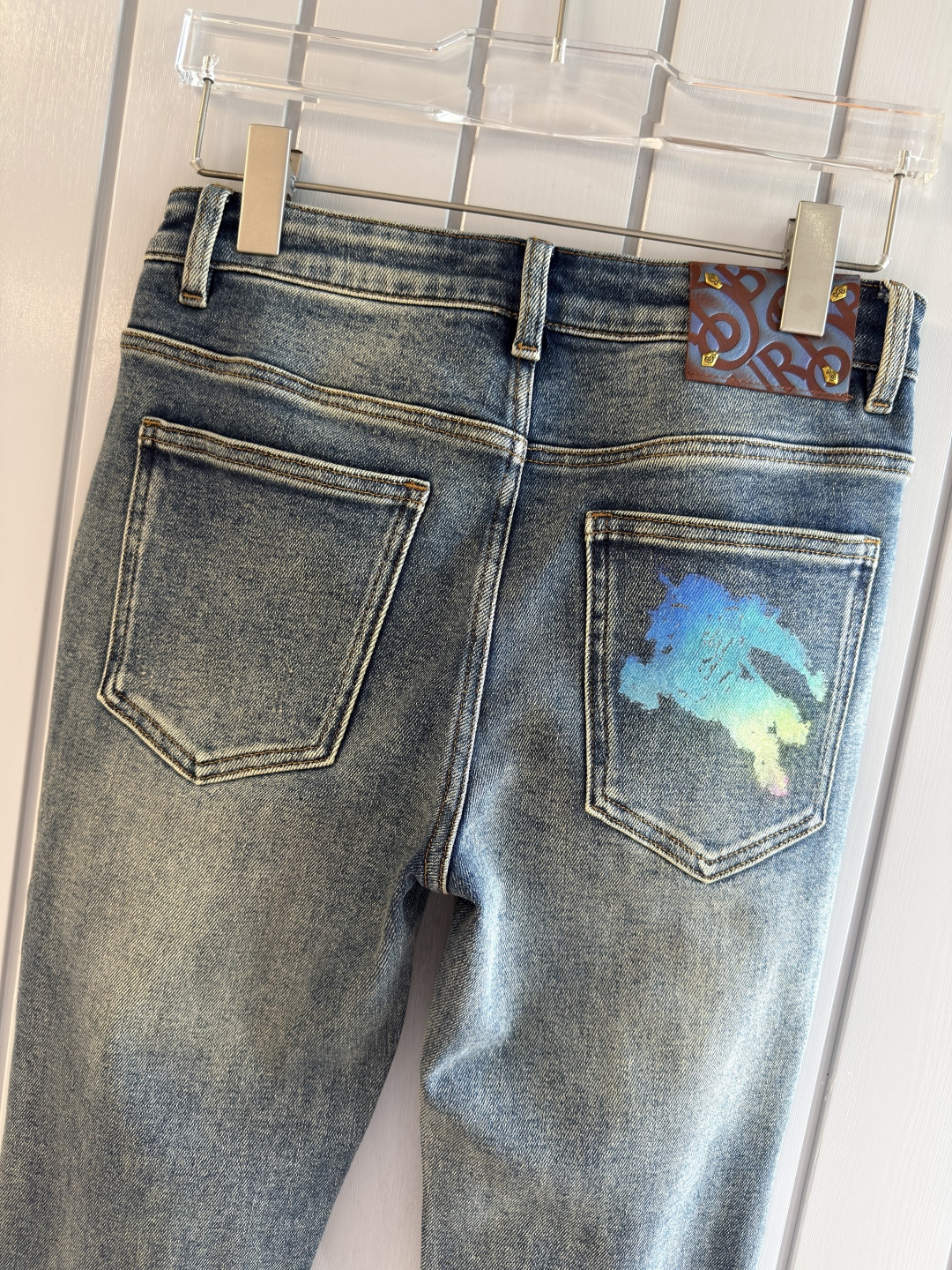 专柜🆕2025秋冬设计推荐 热卖牛仔裤🆕柔软亲肤面料 奢华头层牛皮腰牌 经典蓝洗水 专柜限量款 奢华感订