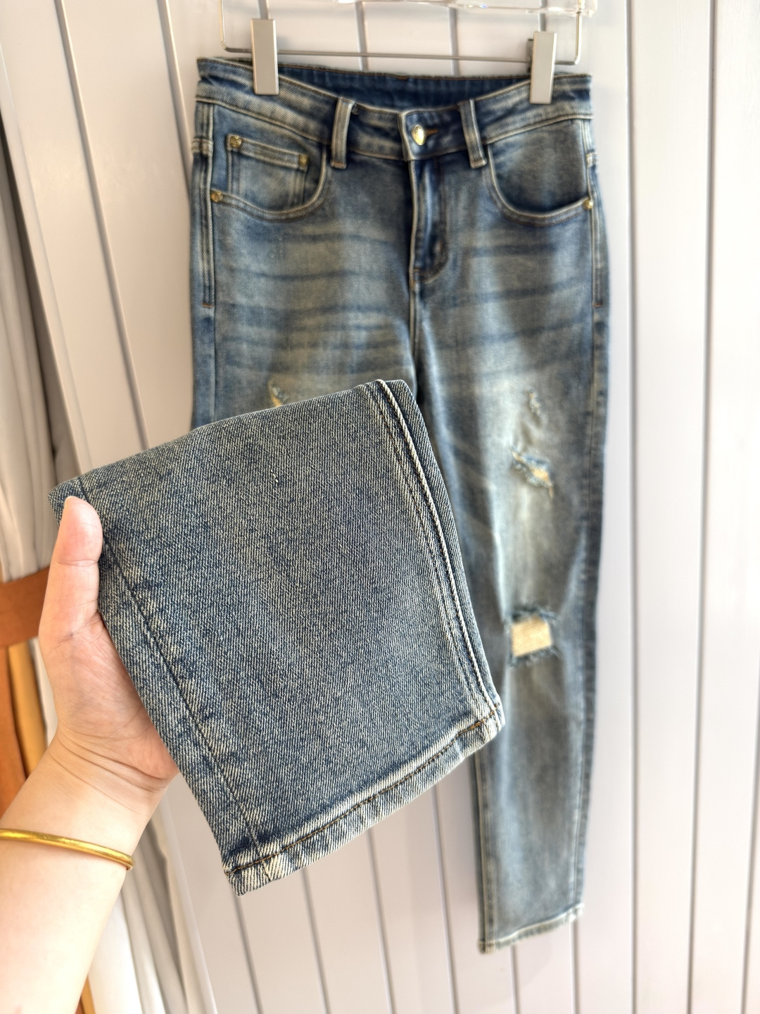 专柜🆕2025秋冬设计推荐 热卖牛仔裤🆕柔软亲肤面料 奢华头层牛皮腰牌 经典蓝洗水 专柜限量款 奢华感订