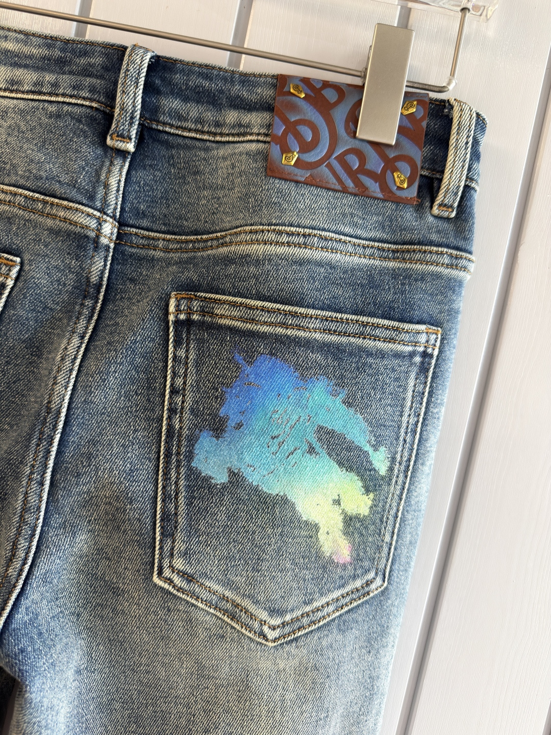 专柜🆕2025秋冬设计推荐 热卖牛仔裤🆕柔软亲肤面料 奢华头层牛皮腰牌 经典蓝洗水 专柜限量款 奢华感订