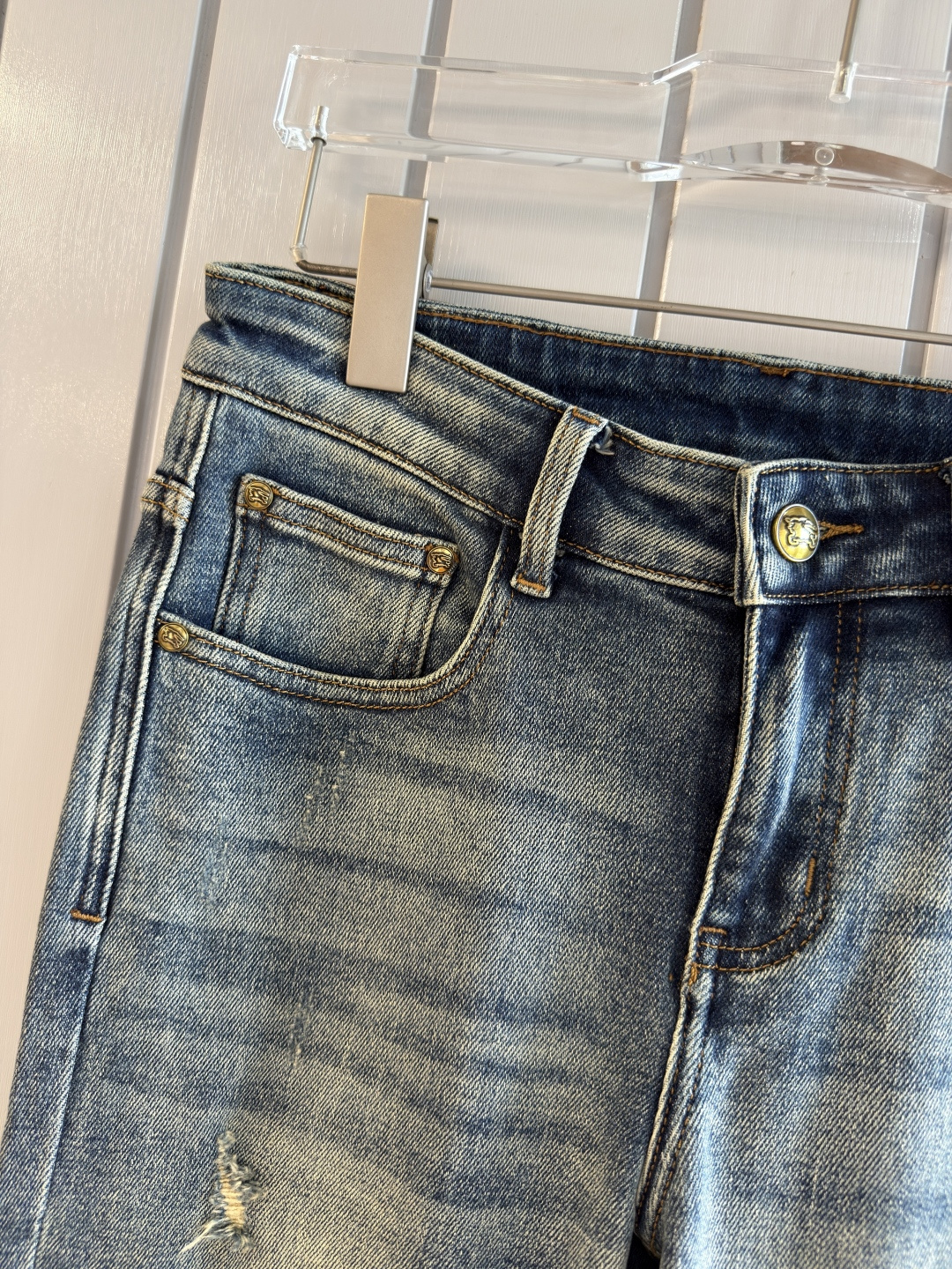 专柜🆕2025秋冬设计推荐 热卖牛仔裤🆕柔软亲肤面料 奢华头层牛皮腰牌 经典蓝洗水 专柜限量款 奢华感订