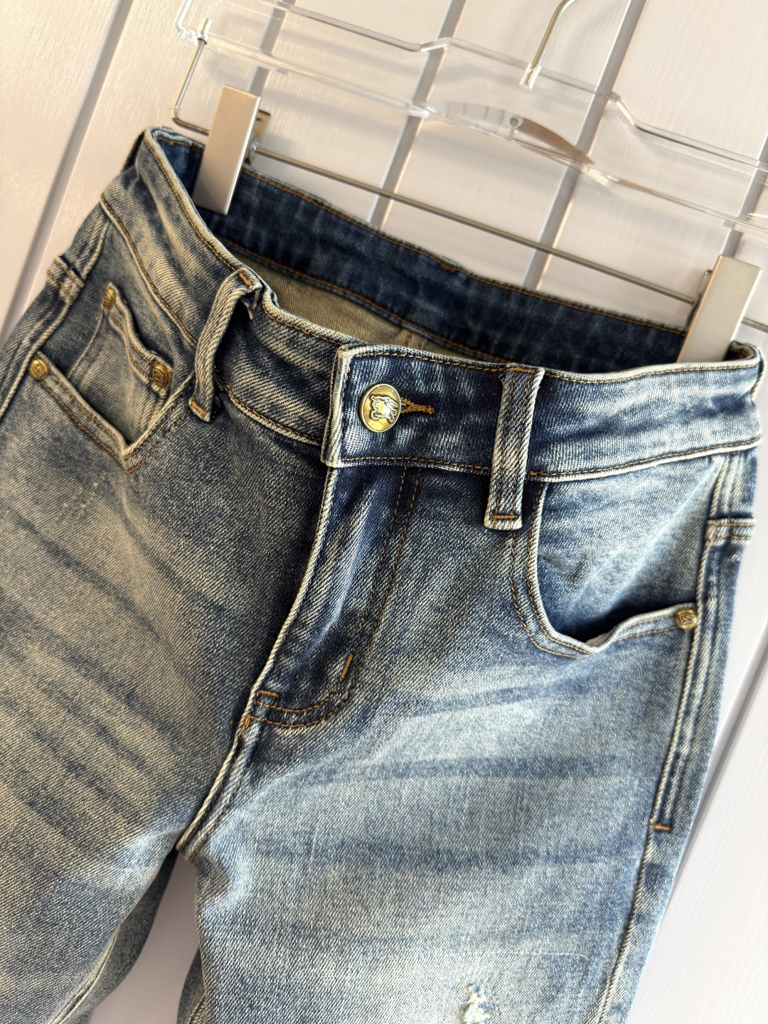 专柜🆕2025秋冬设计推荐 热卖牛仔裤🆕柔软亲肤面料 奢华头层牛皮腰牌 经典蓝洗水 专柜限量款 奢华感订