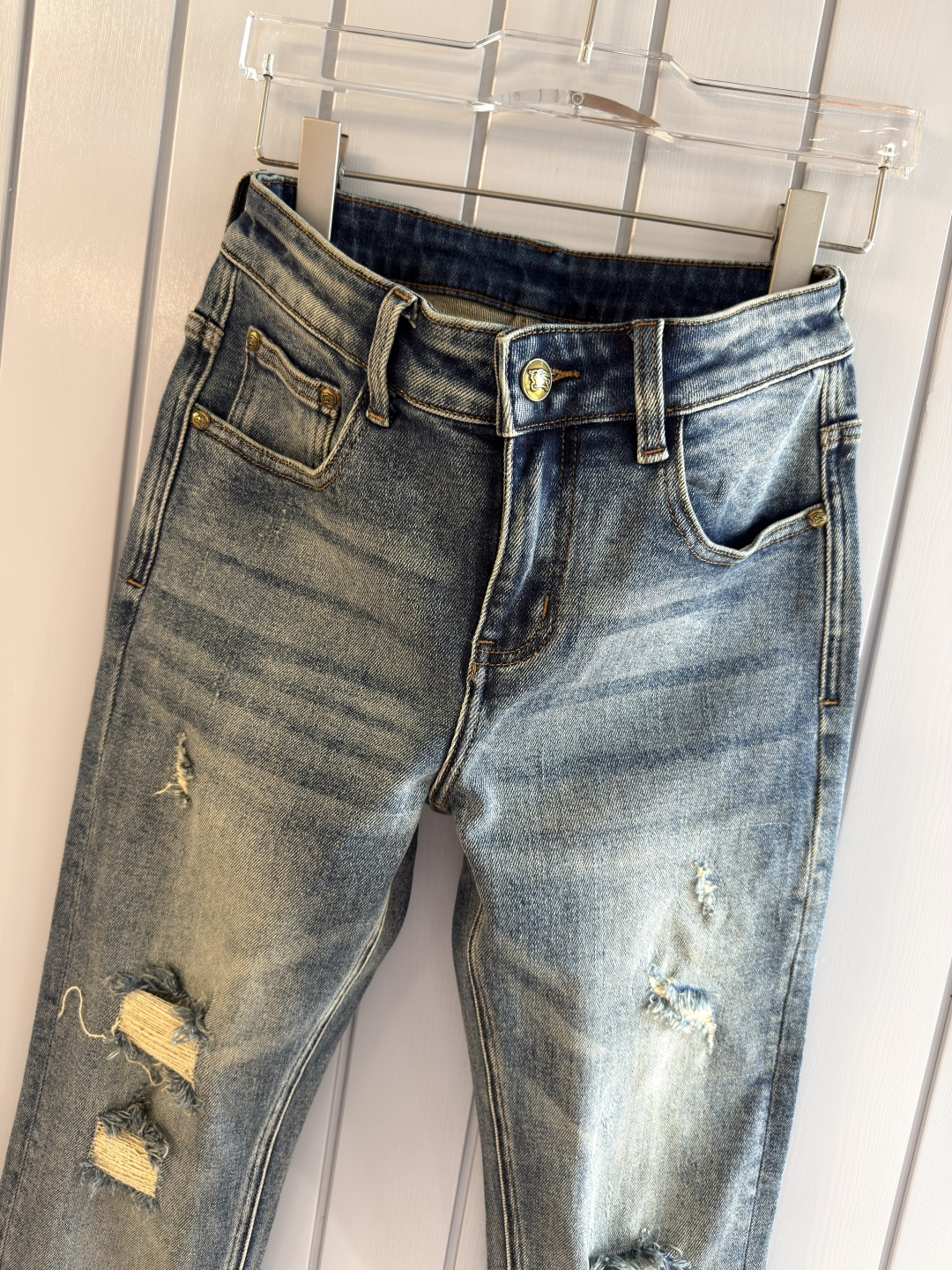 专柜🆕2025秋冬设计推荐 热卖牛仔裤🆕柔软亲肤面料 奢华头层牛皮腰牌 经典蓝洗水 专柜限量款 奢华感订