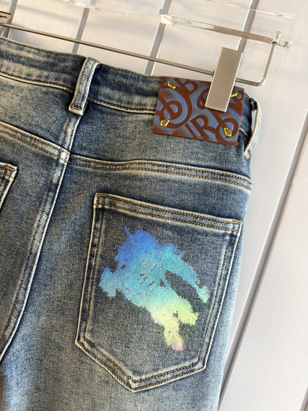 专柜🆕2025秋冬设计推荐 热卖牛仔裤🆕柔软亲肤面料 奢华头层牛皮腰牌 经典蓝洗水 专柜限量款 奢华感订