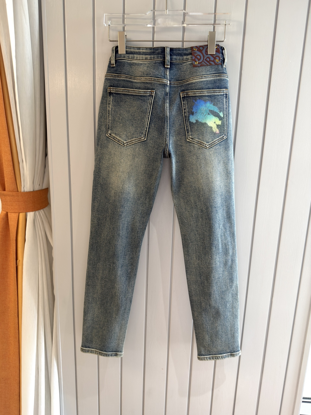 专柜🆕2025秋冬设计推荐 热卖牛仔裤🆕柔软亲肤面料 奢华头层牛皮腰牌 经典蓝洗水 专柜限量款 奢华感订