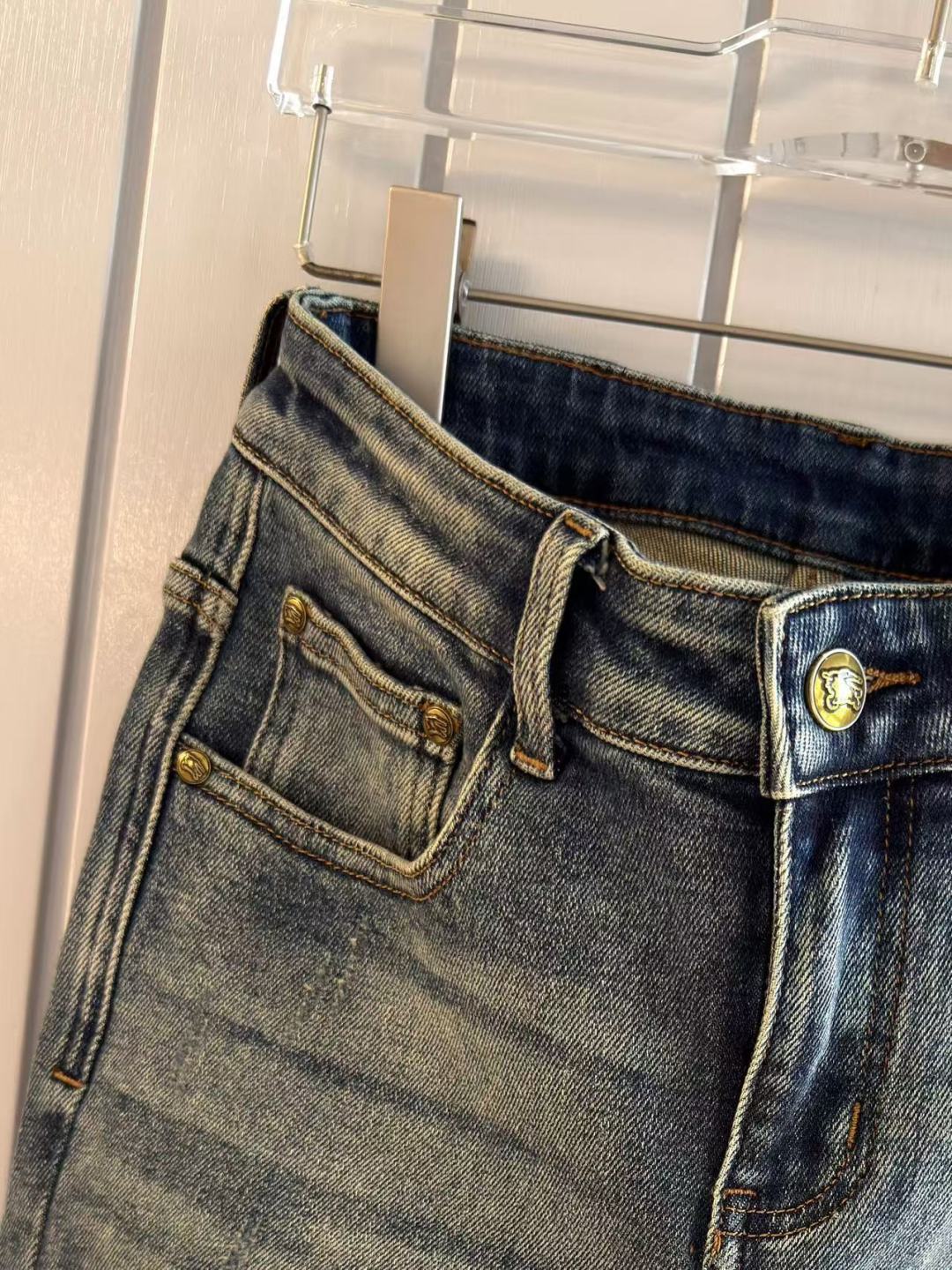 专柜🆕2025秋冬设计推荐 热卖牛仔裤🆕柔软亲肤面料 奢华头层牛皮腰牌 经典蓝洗水 专柜限量款 奢华感订
