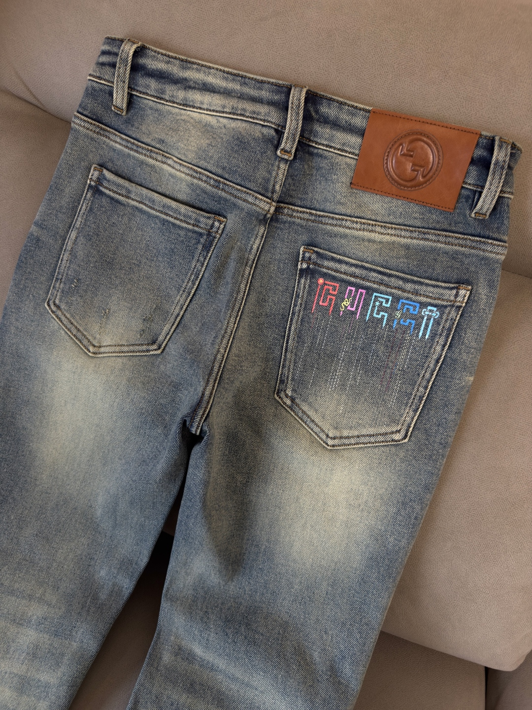 🌾退换🔥专柜🆕2025秋冬设计推荐 热卖牛仔裤🆕柔软亲肤面料 奢华头层牛皮腰牌 经典蓝洗水 专柜限量款 