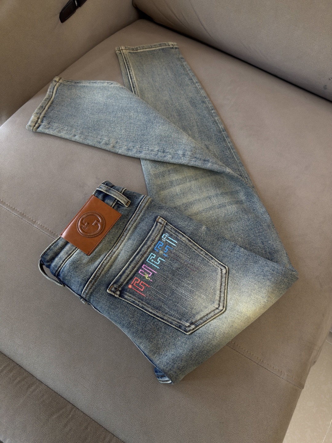 🌾退换🔥专柜🆕2025秋冬设计推荐 热卖牛仔裤🆕柔软亲肤面料 奢华头层牛皮腰牌 经典蓝洗水 专柜限量款 