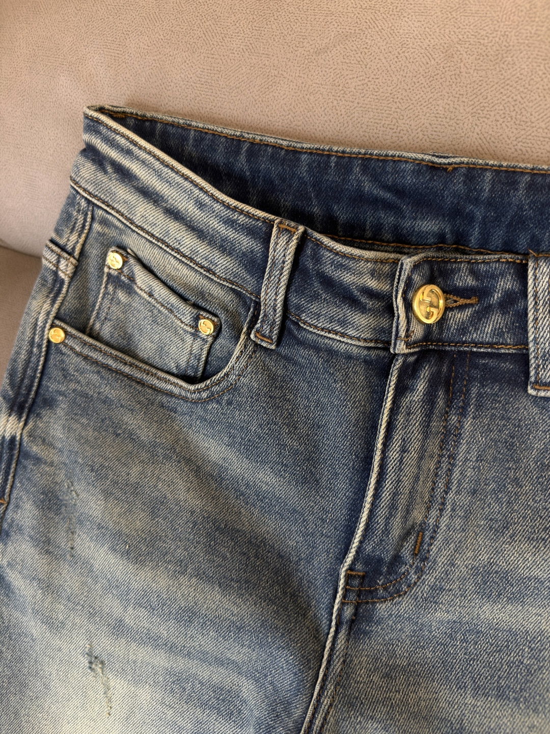 🌾退换🔥专柜🆕2025秋冬设计推荐 热卖牛仔裤🆕柔软亲肤面料 奢华头层牛皮腰牌 经典蓝洗水 专柜限量款 