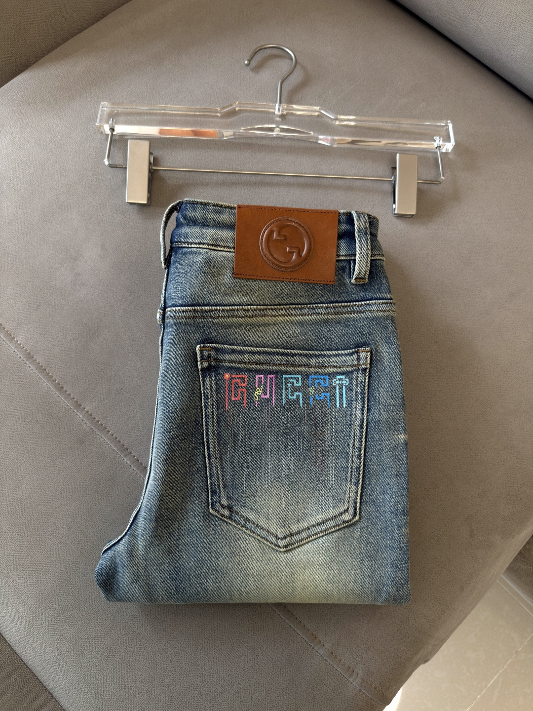 🌾退换🔥专柜🆕2025秋冬设计推荐 热卖牛仔裤🆕柔软亲肤面料 奢华头层牛皮腰牌 经典蓝洗水 专柜限量款 