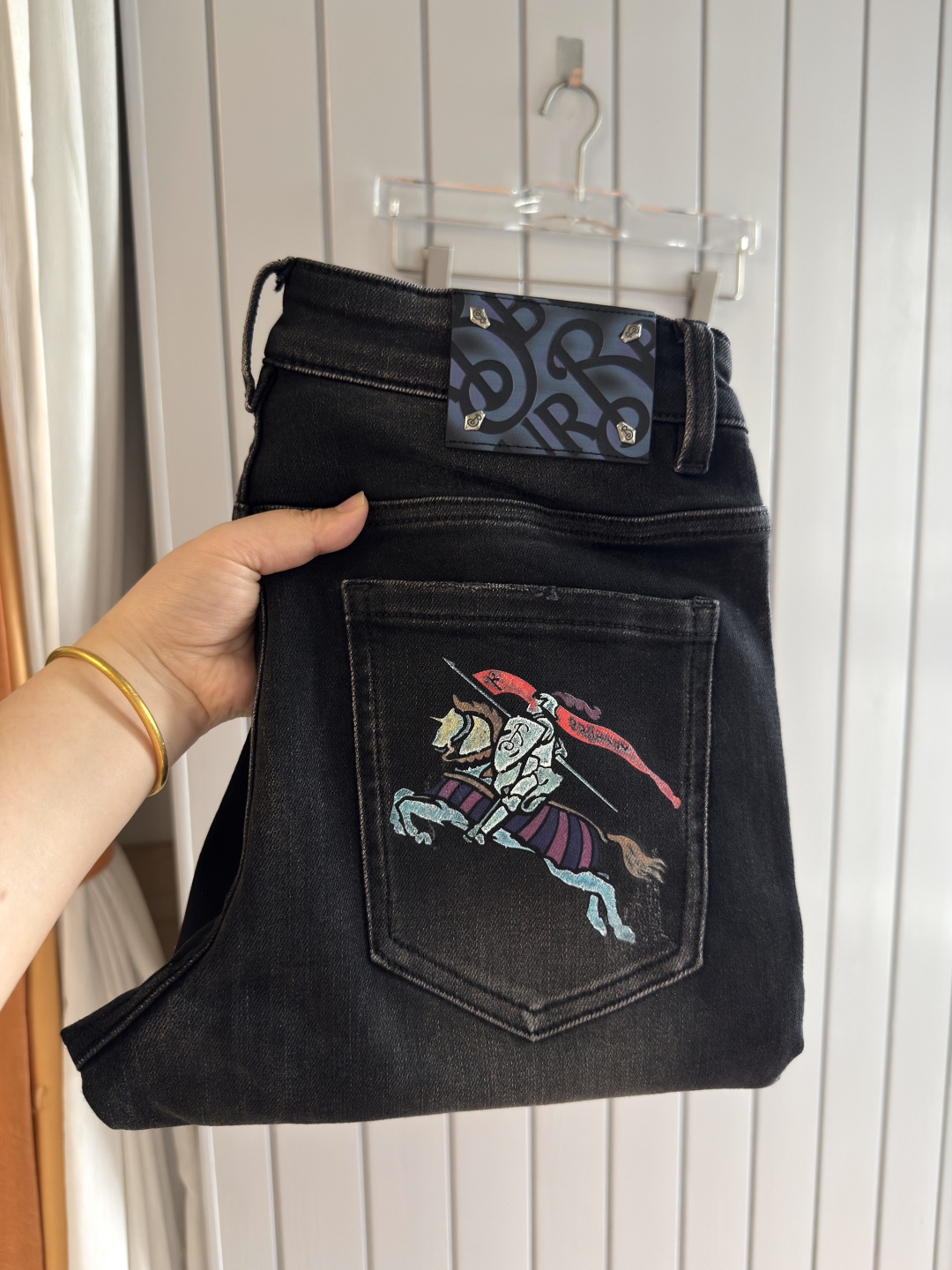 NO:655287,Recommended designs for autumn and winter at the counter. Best-selling jeans with soft skin-friendly fabrics. Luxurious first-layer cowhide waist tags. Classic blue wash. Limited edition at the counter. Luxurious custom-made fabrics. Craftsmanship + washing. Foreign trade quality and detail processing. I absolutely love this color. I absolutely love it. Hot sale in the counter for autumn and winter. Pre-sale. Sold out. Hot single color. Versatile and stylish. Stretchy slim straight pants. Size.29-38. No 35; 37 size.  FFF001,,jeans,cowhide,alexander wang19860909专柜秋冬设计推荐 热卖牛仔裤柔软亲肤面料 奢华头层牛皮腰牌 经典蓝洗水 专柜限量款 奢华感订制面料 工艺+洗水外贸品质感细节处理满满到位 这颜色绝对爱了爱了专柜秋冬热卖预售即售完款爆单款色系百搭大牛味 弹力修身小直筒裤型 尺码.29-38 无35；37码 FFF001,,jeans,cowhide,alexander wang,Men's clothing