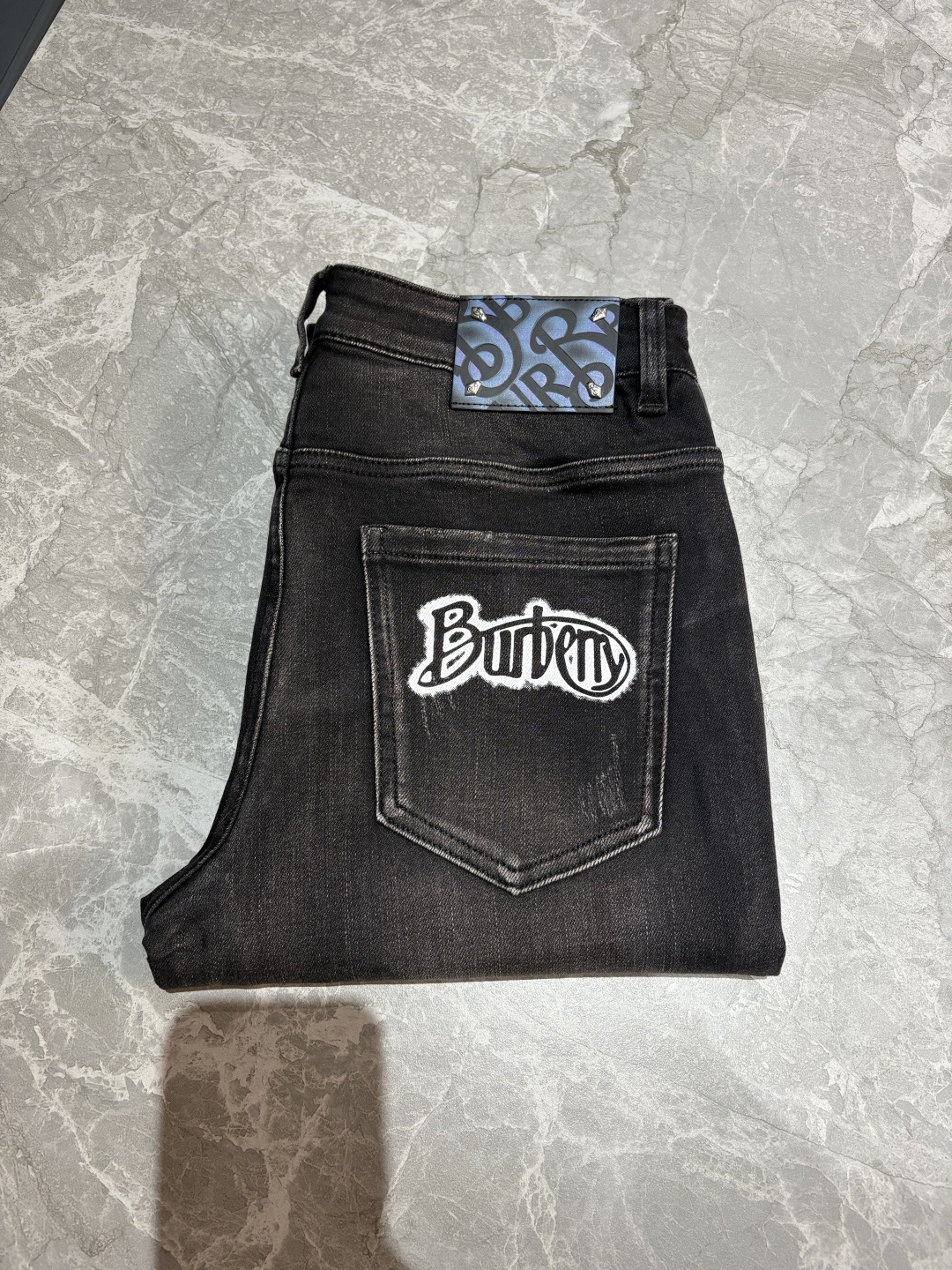 NO:661698,2025 Autumn and Winter Design Recommendations at the Counter Best Selling Jeans with Soft Skin Friendly Fabric Luxurious First Layer Cowhide Waist Tag Classic Blue Wash Limited Edition at the Counter Luxurious Customized Fabrics Craftsmanship + Washing Foreign Trade Quality and Detailed Processing Fully Perfect This Color is Absolutely Loved at the Counter Autumn and Winter Hot Selling Pre-sale Sold Out Popular Single Color Versatile Flavor Stretch Slim Small Straight Pants Type Size.29-38 No 35; 37 Size  FFF001,,jeans,cowhide, 19860909专柜2025秋冬设计推荐 热卖牛仔裤柔软亲肤面料 奢华头层牛皮腰牌 经典蓝洗水 专柜限量款 奢华感订制面料 工艺+洗水外贸品质感细节处理满满到位 这颜色绝对爱了爱了专柜秋冬热卖预售即售完款爆单款色系百搭大牛味 弹力修身小直筒裤型 尺码.29-38 无35；37码 FFF001,,jeans,cowhide, ,Men's clothing