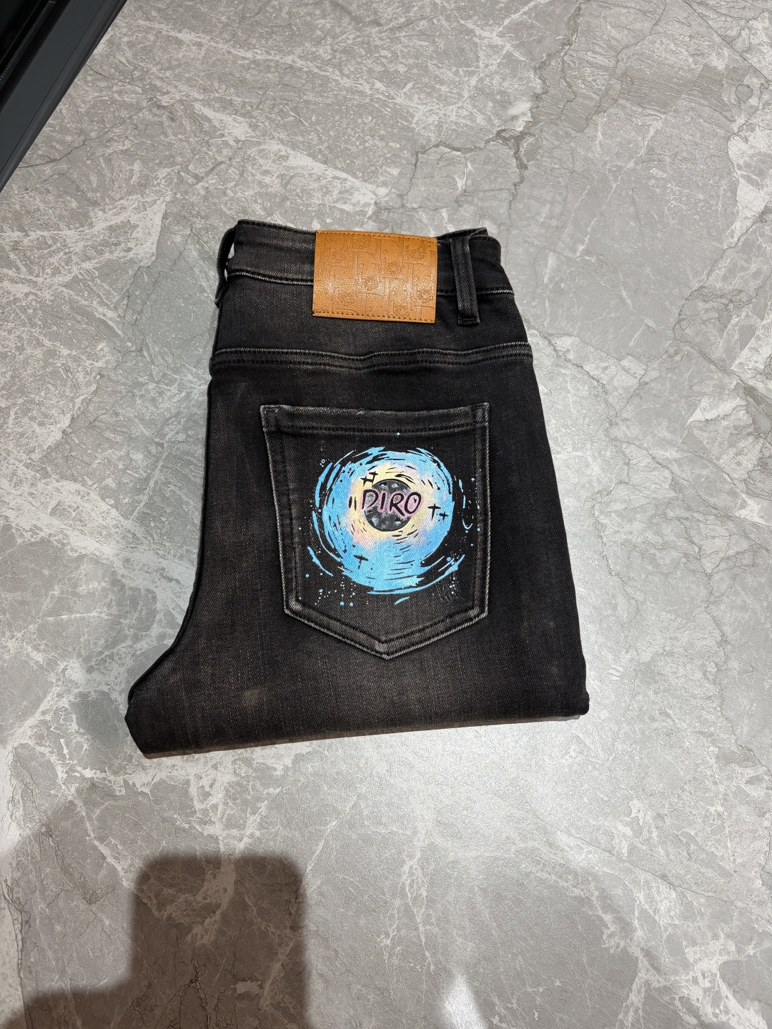 NO:655292,Recommended designs for autumn and winter at the counter. Best-selling jeans with soft skin-friendly fabrics. Luxurious first-layer cowhide waist tags. Classic blue wash. Limited edition at the counter. Luxurious custom-made fabrics. Craftsmanship + washing. Foreign trade quality and detail processing. I absolutely love this color. I absolutely love it. Hot sale in the counter for autumn and winter. Pre-sale. Sold out. Hot single color. Versatile and stylish. Stretchy slim straight pants. Size.29-38. No 35; 37 size.  FFF001,,jeans,cowhide,alexander wang19860909专柜秋冬设计推荐 热卖牛仔裤柔软亲肤面料 奢华头层牛皮腰牌 经典蓝洗水 专柜限量款 奢华感订制面料 工艺+洗水外贸品质感细节处理满满到位 这颜色绝对爱了爱了专柜秋冬热卖预售即售完款爆单款色系百搭大牛味 弹力修身小直筒裤型 尺码.29-38 无35；37码 FFF001,,jeans,cowhide,alexander wang,Men's clothing