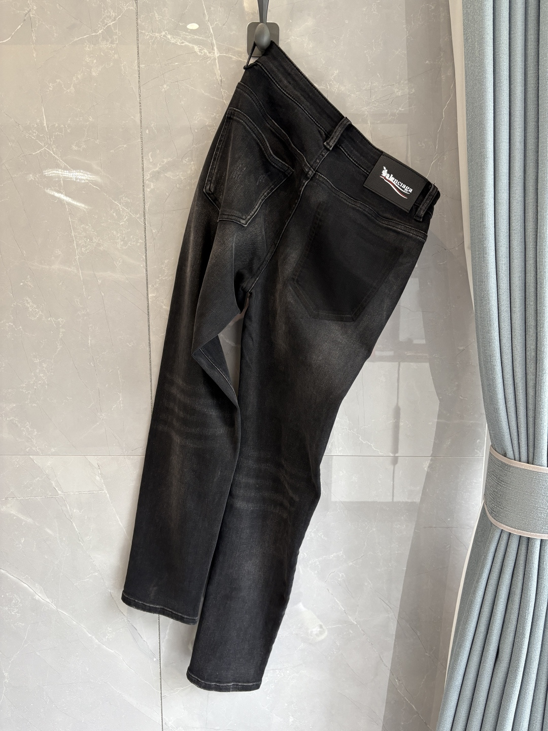 NO:601637,Recommended designs for autumn and winter at the counter. Best-selling jeans with soft skin-friendly fabrics. Luxurious first-layer cowhide waist tags. Classic blue wash. Limited edition at the counter. Luxurious custom-made fabrics. Craftsmanship + washing. Foreign trade quality and detail processing. I absolutely love this color. I absolutely love it. Hot sale in the counter for autumn and winter. Pre-sale. Sold out. Hot single color. Versatile and stylish. Stretchy slim straight pants. Size.29-38. No 35; 37 size.  FFF001,,jeans,cowhide,alexander wang19860909专柜秋冬设计推荐 热卖牛仔裤柔软亲肤面料 奢华头层牛皮腰牌 经典蓝洗水 专柜限量款 奢华感订制面料 工艺+洗水外贸品质感细节处理满满到位 这颜色绝对爱了爱了专柜秋冬热卖预售即售完款爆单款色系百搭大牛味 弹力修身小直筒裤型 尺码.29-38 无35；37码 FFF001,,jeans,cowhide,alexander wang,Men's clothing