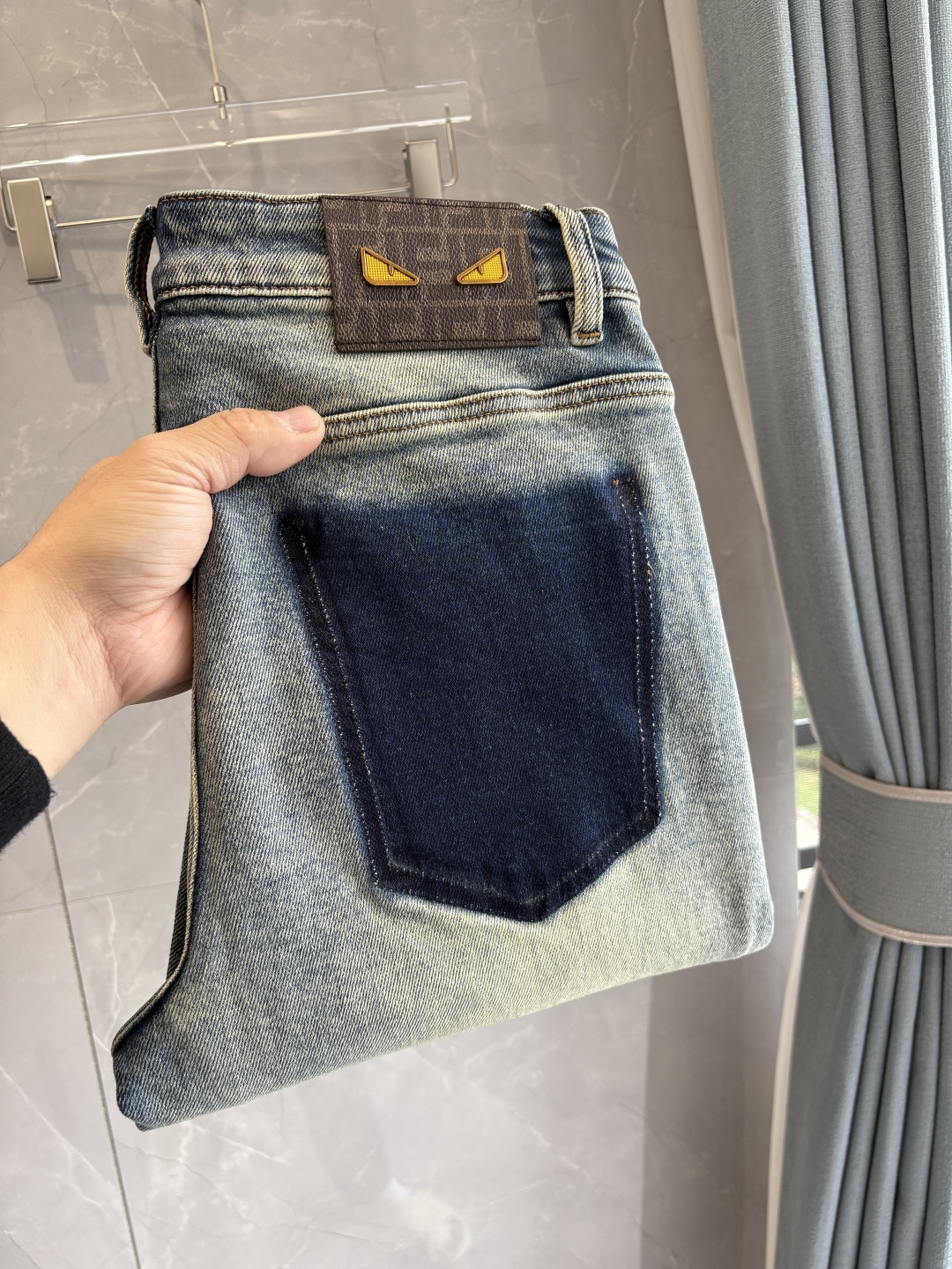 NO:601640,Recommended designs for autumn and winter at the counter. Best-selling jeans with soft skin-friendly fabrics. Luxurious first-layer cowhide waist tags. Classic blue wash. Limited edition at the counter. Luxurious custom-made fabrics. Craftsmanship + washing. Foreign trade quality and detail processing. I absolutely love this color. I absolutely love it. Hot sale in the counter for autumn and winter. Pre-sale. Sold out. Hot single color. Versatile and stylish. Stretchy slim straight pants. Size.29-38. No 35; 37 size.  FFF001,,jeans,cowhide,alexander wang19860909专柜秋冬设计推荐 热卖牛仔裤柔软亲肤面料 奢华头层牛皮腰牌 经典蓝洗水 专柜限量款 奢华感订制面料 工艺+洗水外贸品质感细节处理满满到位 这颜色绝对爱了爱了专柜秋冬热卖预售即售完款爆单款色系百搭大牛味 弹力修身小直筒裤型 尺码.29-38 无35；37码 FFF001,,jeans,cowhide,alexander wang,Men's clothing