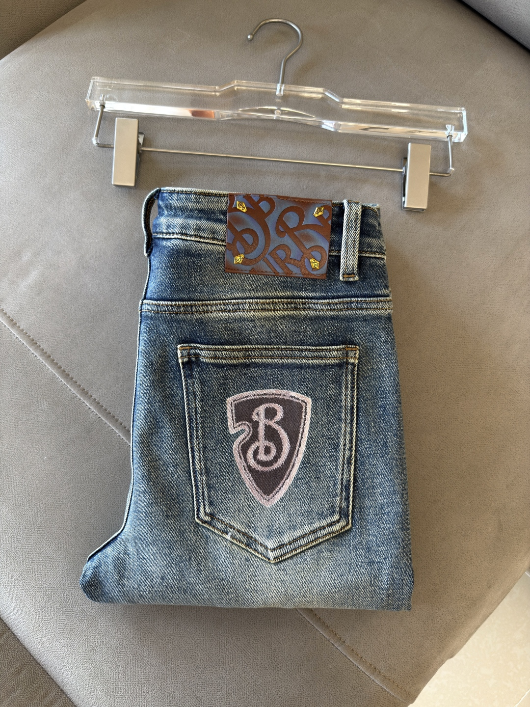 NO:655302,Recommended designs for autumn and winter at the counter. Best-selling jeans with soft skin-friendly fabrics. Luxurious first-layer cowhide waist tags. Classic blue wash. Limited edition at the counter. Luxurious custom-made fabrics. Craftsmanship + washing. Foreign trade quality and detail processing. I absolutely love this color. I absolutely love it. Hot sale in the counter for autumn and winter. Pre-sale. Sold out. Hot single color. Versatile and stylish. Stretchy slim straight pants. Size.29-38. No 35; 37 size.  FFF001,,jeans,cowhide,alexander wang19860909专柜秋冬设计推荐 热卖牛仔裤柔软亲肤面料 奢华头层牛皮腰牌 经典蓝洗水 专柜限量款 奢华感订制面料 工艺+洗水外贸品质感细节处理满满到位 这颜色绝对爱了爱了专柜秋冬热卖预售即售完款爆单款色系百搭大牛味 弹力修身小直筒裤型 尺码.29-38 无35；37码 FFF001,,jeans,cowhide,alexander wang,Men's clothing