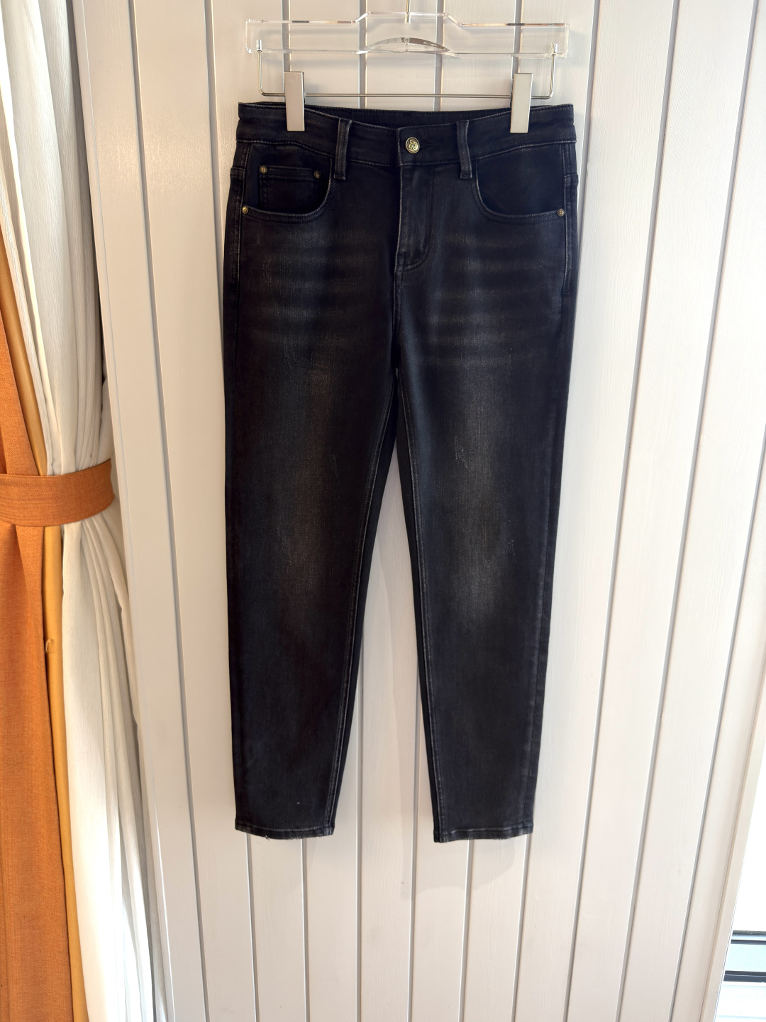 专柜🆕2025秋冬设计推荐 热卖牛仔裤🆕柔软亲肤面料 奢华头层牛皮腰牌 经典蓝洗水 专柜限量款 奢华感订