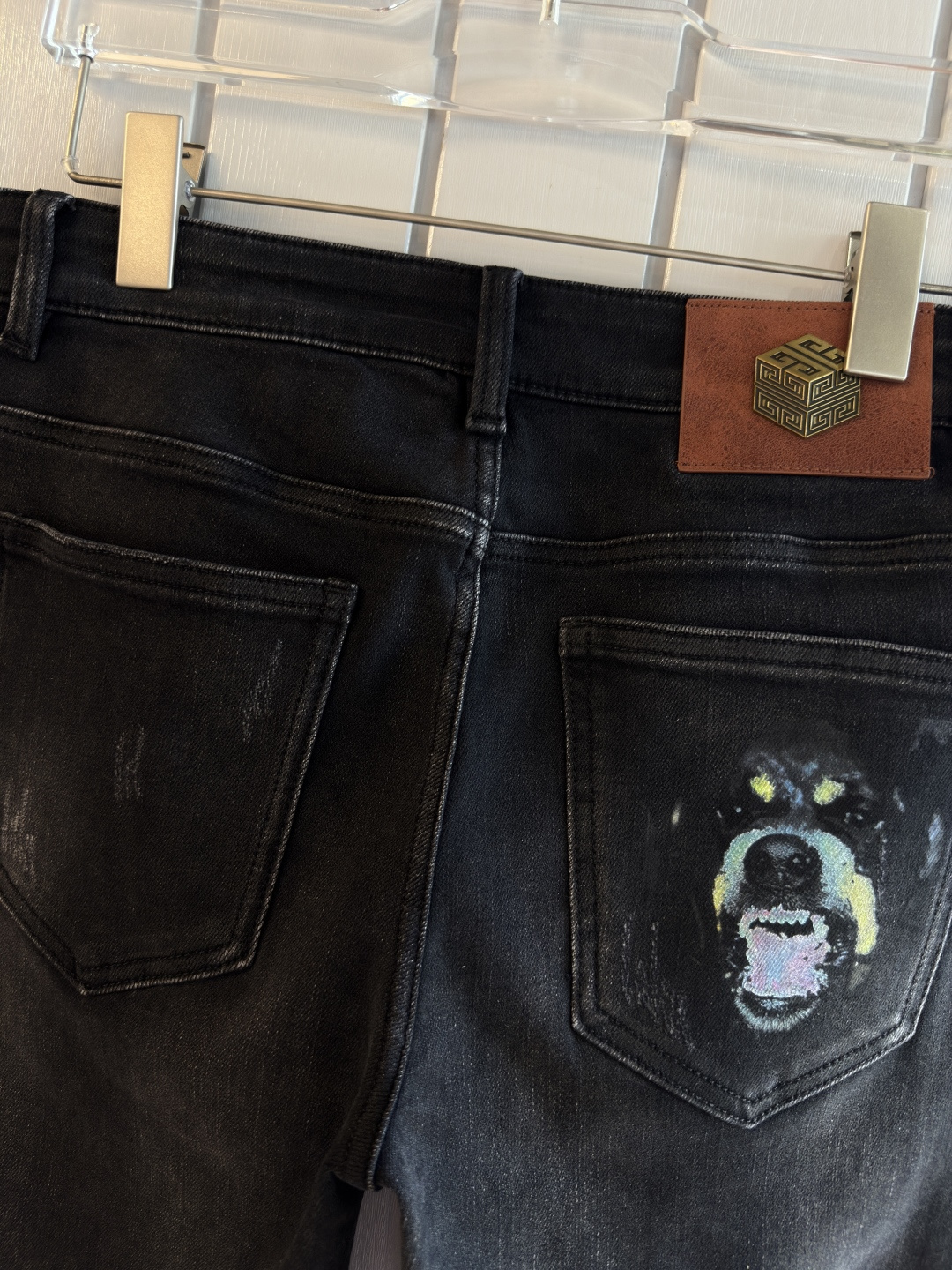 专柜🆕2025秋冬设计推荐 热卖牛仔裤🆕柔软亲肤面料 奢华头层牛皮腰牌 经典蓝洗水 专柜限量款 奢华感订