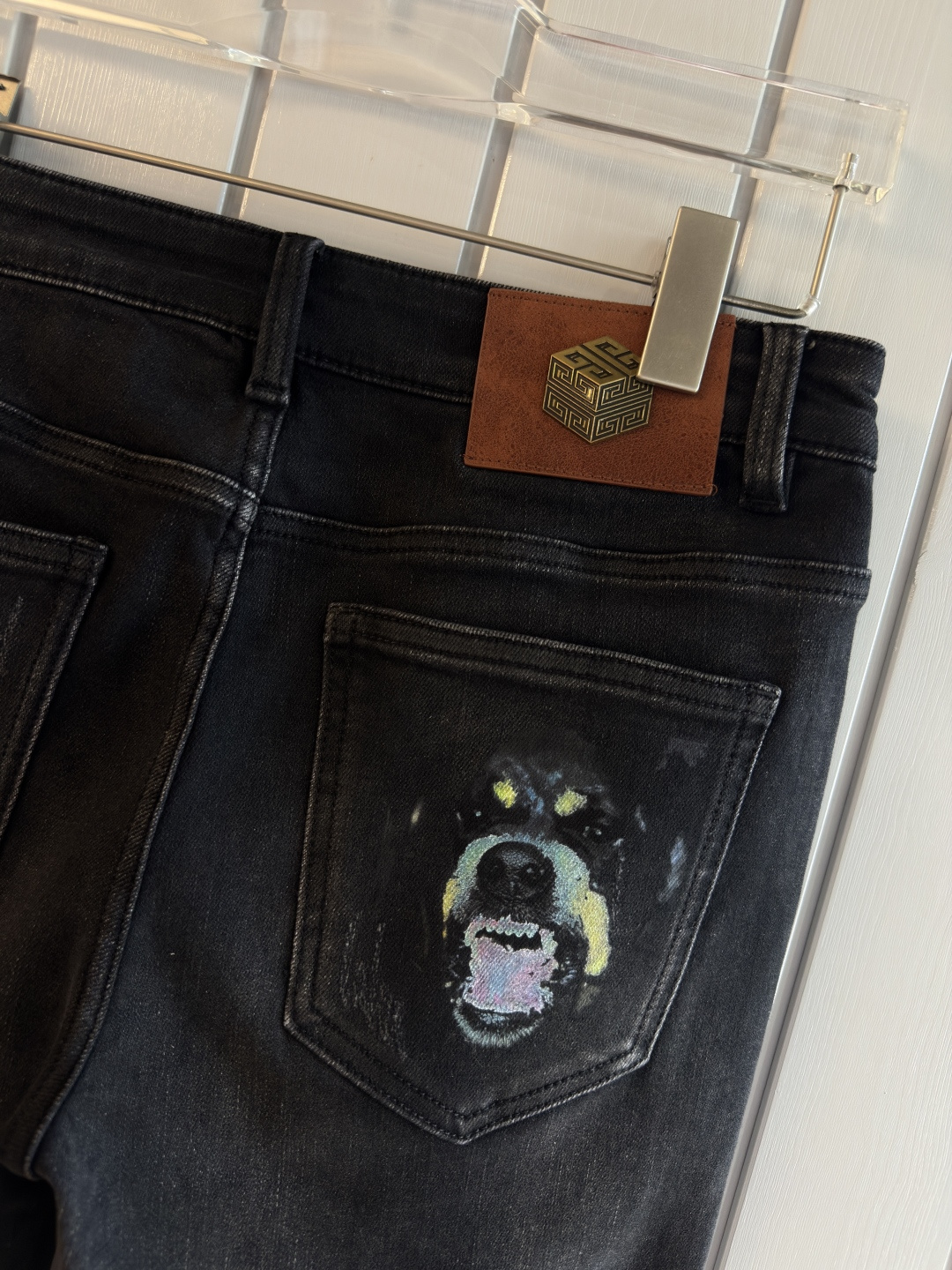 专柜🆕2025秋冬设计推荐 热卖牛仔裤🆕柔软亲肤面料 奢华头层牛皮腰牌 经典蓝洗水 专柜限量款 奢华感订