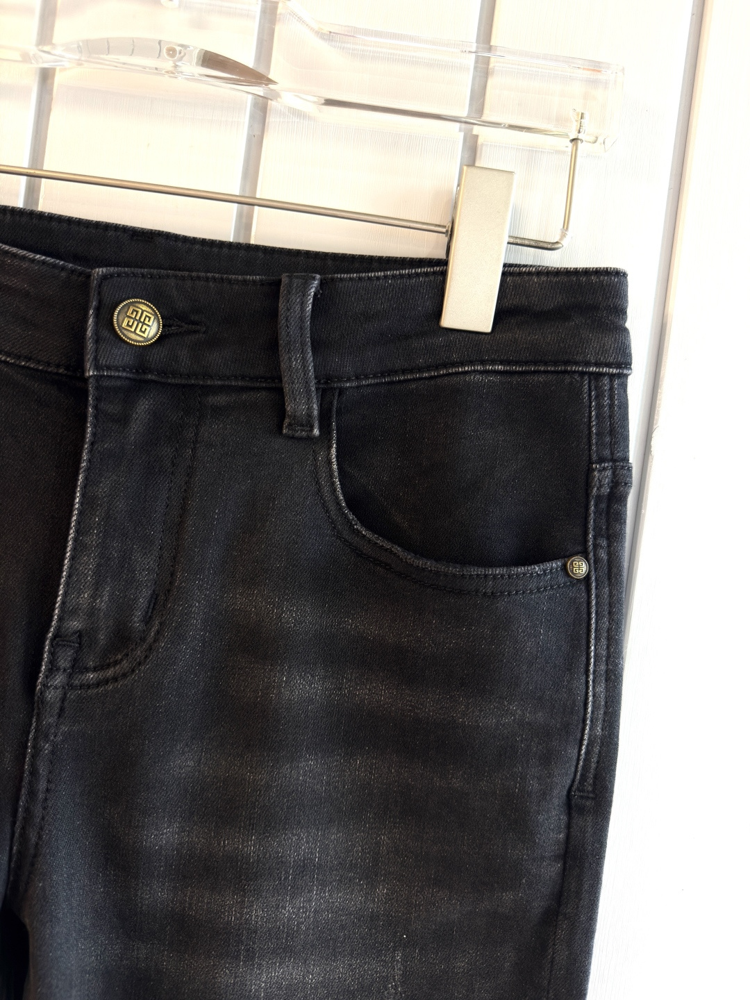 专柜🆕2025秋冬设计推荐 热卖牛仔裤🆕柔软亲肤面料 奢华头层牛皮腰牌 经典蓝洗水 专柜限量款 奢华感订