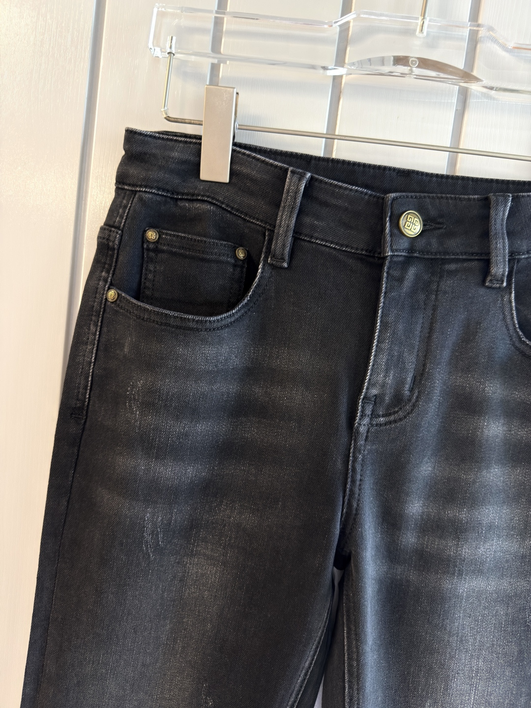 专柜🆕2025秋冬设计推荐 热卖牛仔裤🆕柔软亲肤面料 奢华头层牛皮腰牌 经典蓝洗水 专柜限量款 奢华感订