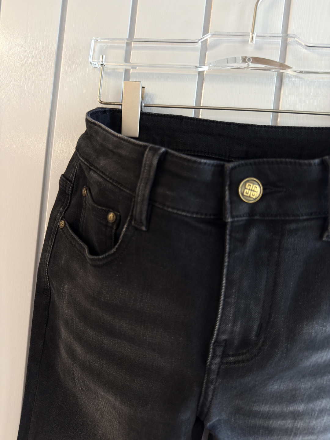 专柜🆕2025秋冬设计推荐 热卖牛仔裤🆕柔软亲肤面料 奢华头层牛皮腰牌 经典蓝洗水 专柜限量款 奢华感订