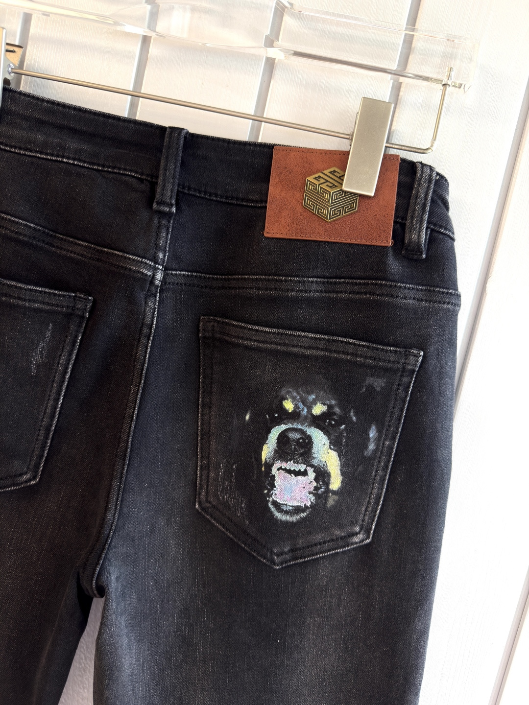 专柜🆕2025秋冬设计推荐 热卖牛仔裤🆕柔软亲肤面料 奢华头层牛皮腰牌 经典蓝洗水 专柜限量款 奢华感订