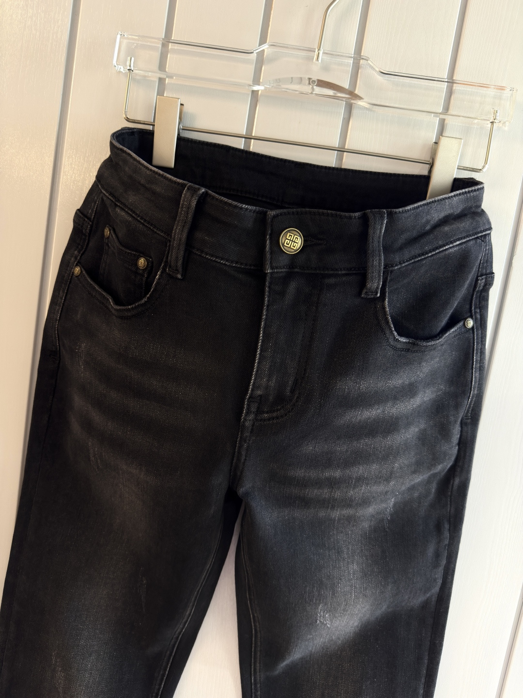 专柜🆕2025秋冬设计推荐 热卖牛仔裤🆕柔软亲肤面料 奢华头层牛皮腰牌 经典蓝洗水 专柜限量款 奢华感订