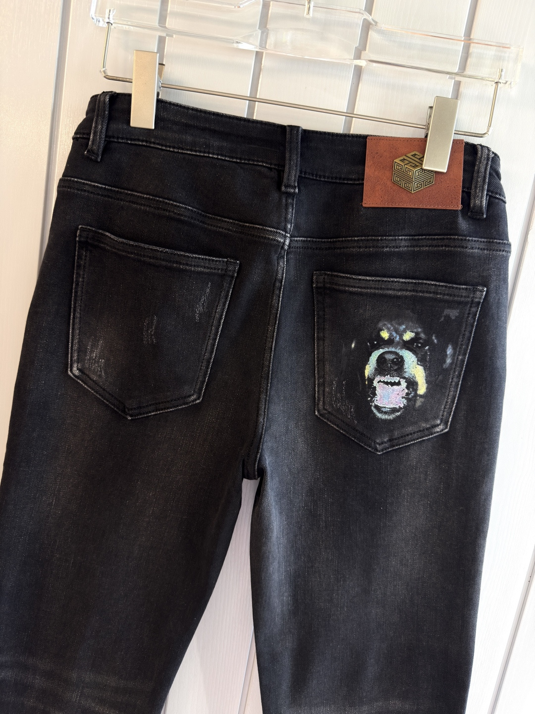 专柜🆕2025秋冬设计推荐 热卖牛仔裤🆕柔软亲肤面料 奢华头层牛皮腰牌 经典蓝洗水 专柜限量款 奢华感订