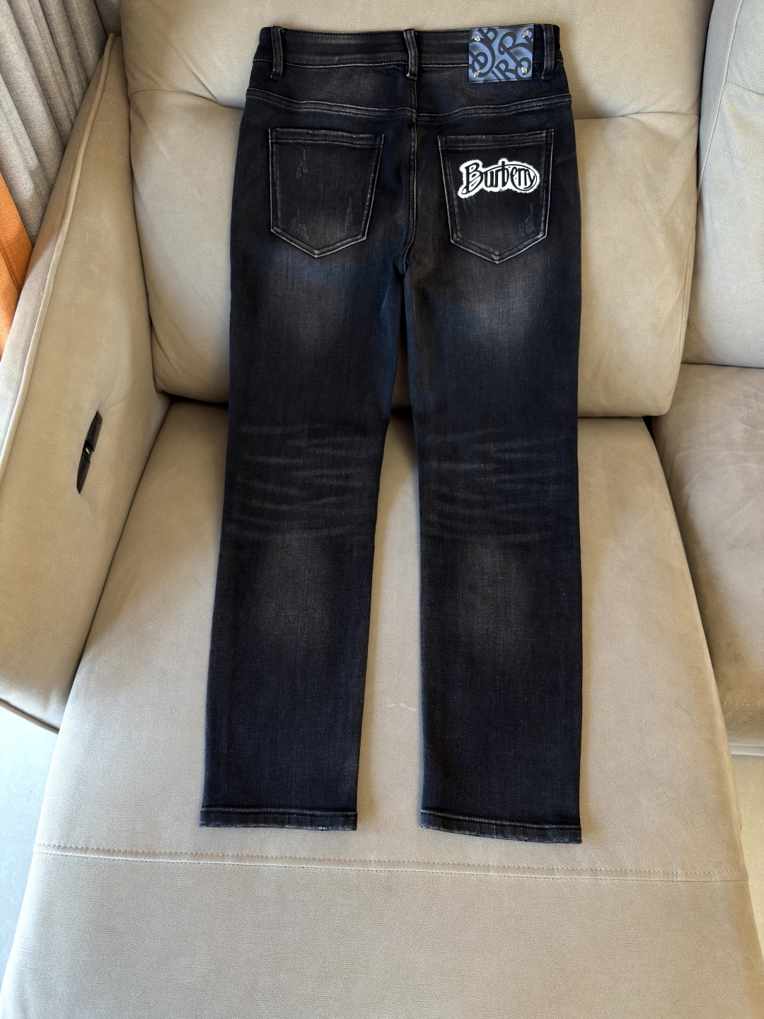 专柜🆕2025秋冬设计推荐 热卖牛仔裤🆕柔软亲肤面料 奢华头层牛皮腰牌 经典蓝洗水 专柜限量款 奢华感订