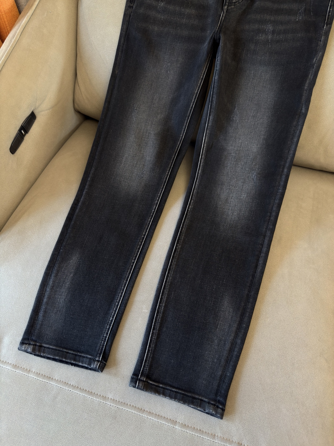 专柜🆕2025秋冬设计推荐 热卖牛仔裤🆕柔软亲肤面料 奢华头层牛皮腰牌 经典蓝洗水 专柜限量款 奢华感订