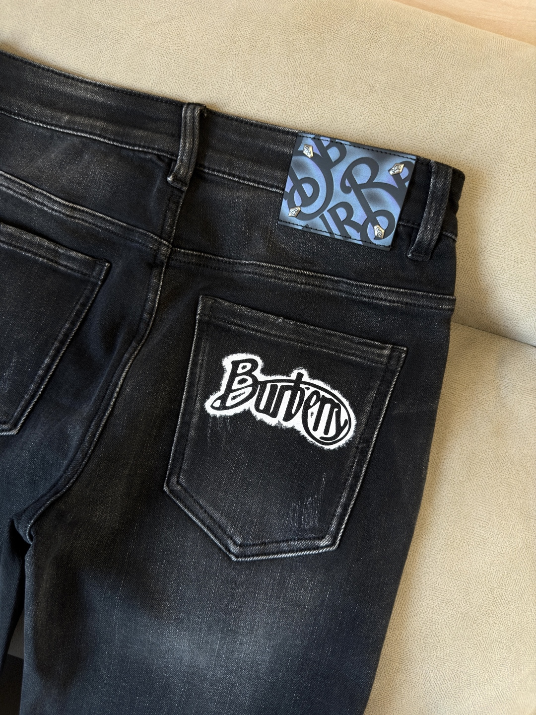 专柜🆕2025秋冬设计推荐 热卖牛仔裤🆕柔软亲肤面料 奢华头层牛皮腰牌 经典蓝洗水 专柜限量款 奢华感订