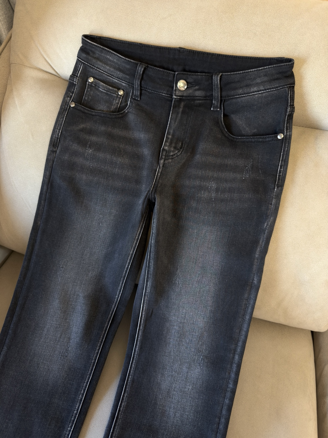 专柜🆕2025秋冬设计推荐 热卖牛仔裤🆕柔软亲肤面料 奢华头层牛皮腰牌 经典蓝洗水 专柜限量款 奢华感订