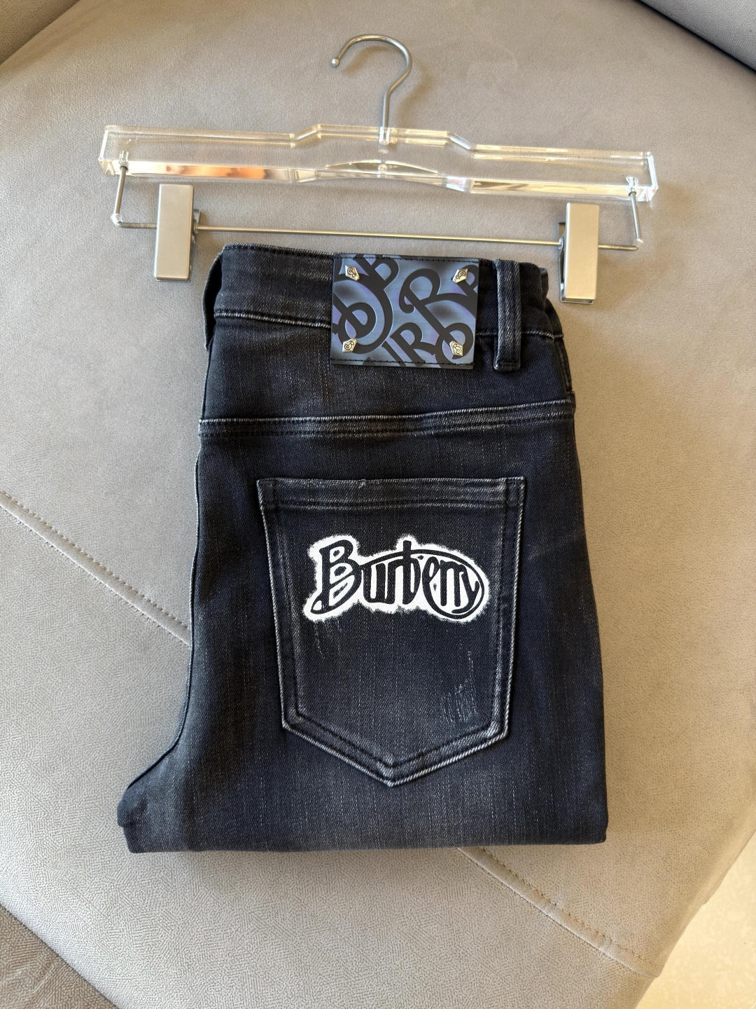 专柜🆕2025秋冬设计推荐 热卖牛仔裤🆕柔软亲肤面料 奢华头层牛皮腰牌 经典蓝洗水 专柜限量款 奢华感订