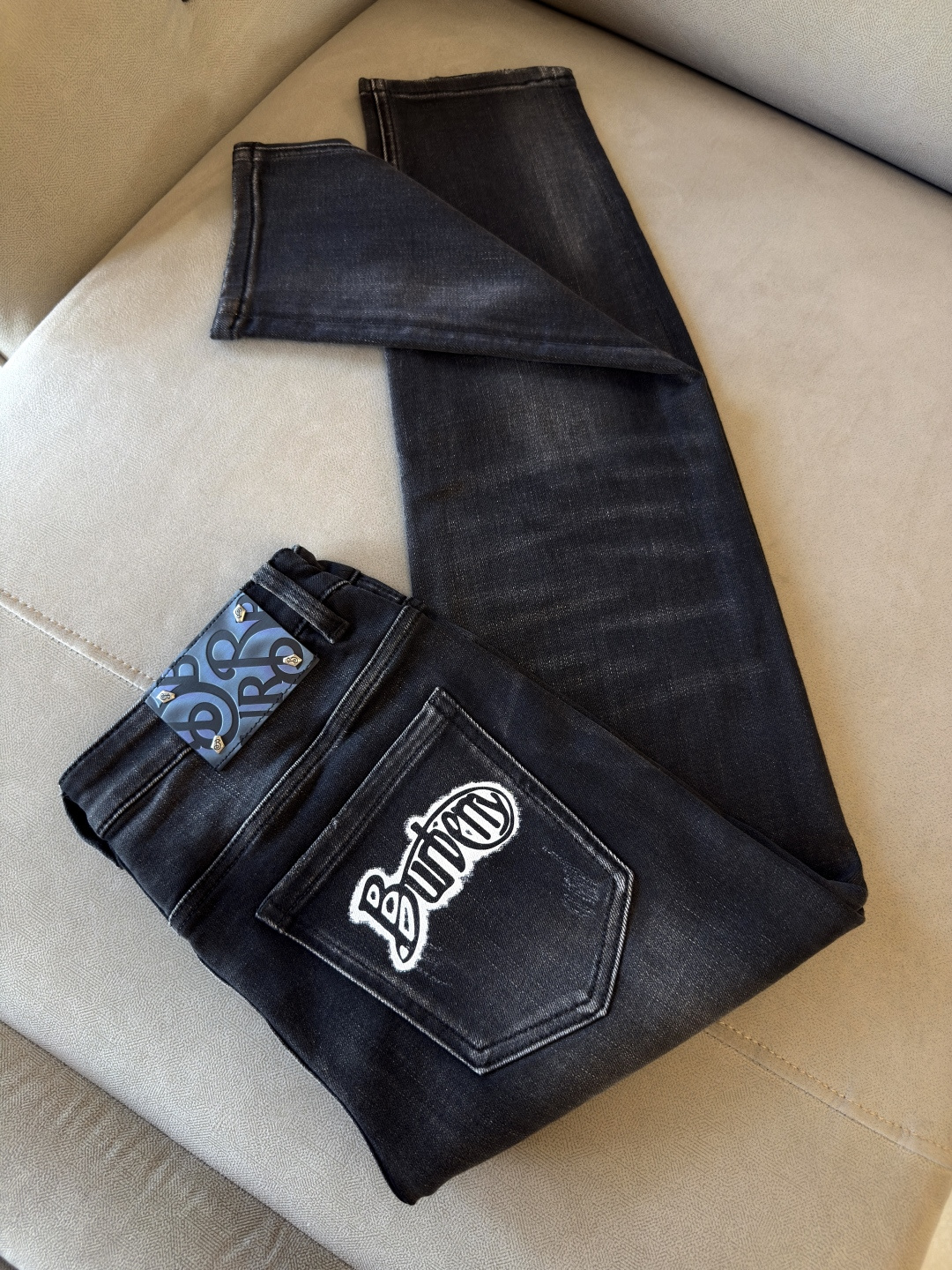 专柜🆕2025秋冬设计推荐 热卖牛仔裤🆕柔软亲肤面料 奢华头层牛皮腰牌 经典蓝洗水 专柜限量款 奢华感订