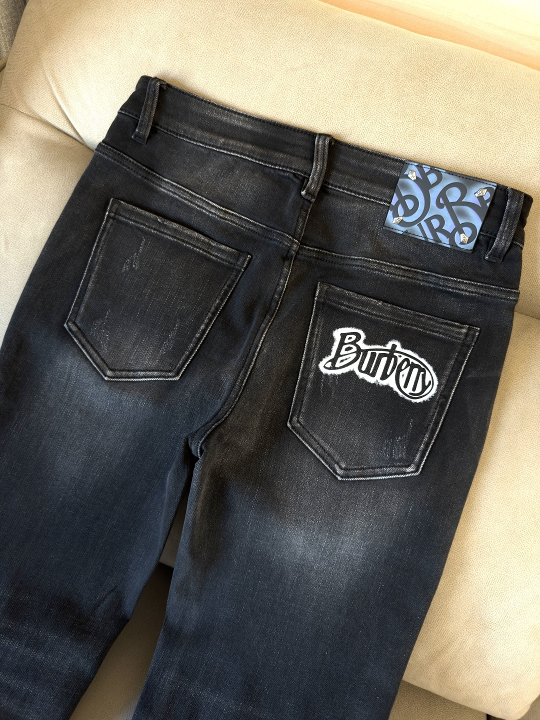 专柜🆕2025秋冬设计推荐 热卖牛仔裤🆕柔软亲肤面料 奢华头层牛皮腰牌 经典蓝洗水 专柜限量款 奢华感订