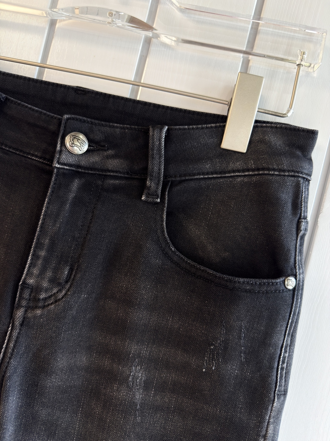 专柜🆕2025秋冬设计推荐 热卖牛仔裤🆕柔软亲肤面料 奢华头层牛皮腰牌 经典蓝洗水 专柜限量款 奢华感订